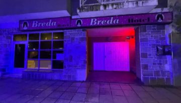 Una pareja fue detenida después de destrozar la habitación de un hotel alojamiento con una bate de béisbol