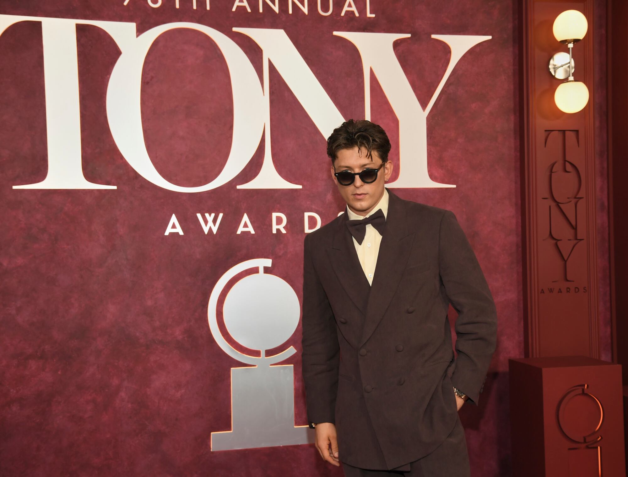 Tom Francis, de Sunset Blvd., cancherísimo lookeado con un Todd Snyder y gafas negras 