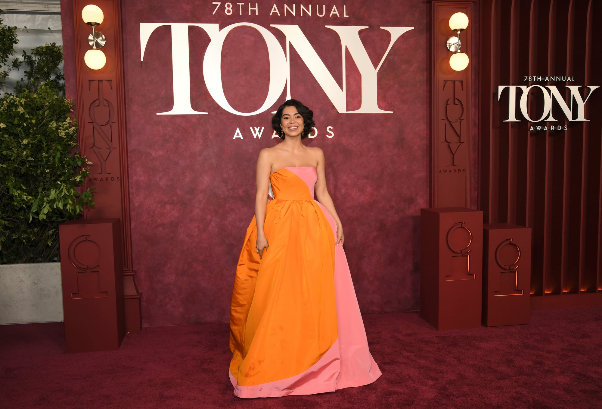 Auliʻi Cravalho apostó por un Carolina Herrera  bicolor estilo princesa para esta gran gala 