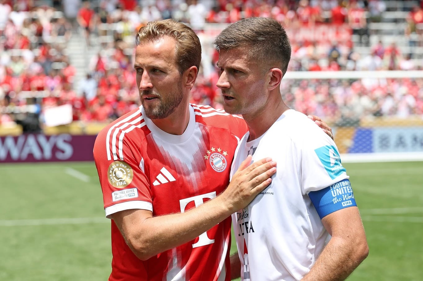 Mario Ilich, quien trabaja en Coca-Cola, en el sorteo de capitanes junto a Harry Keane