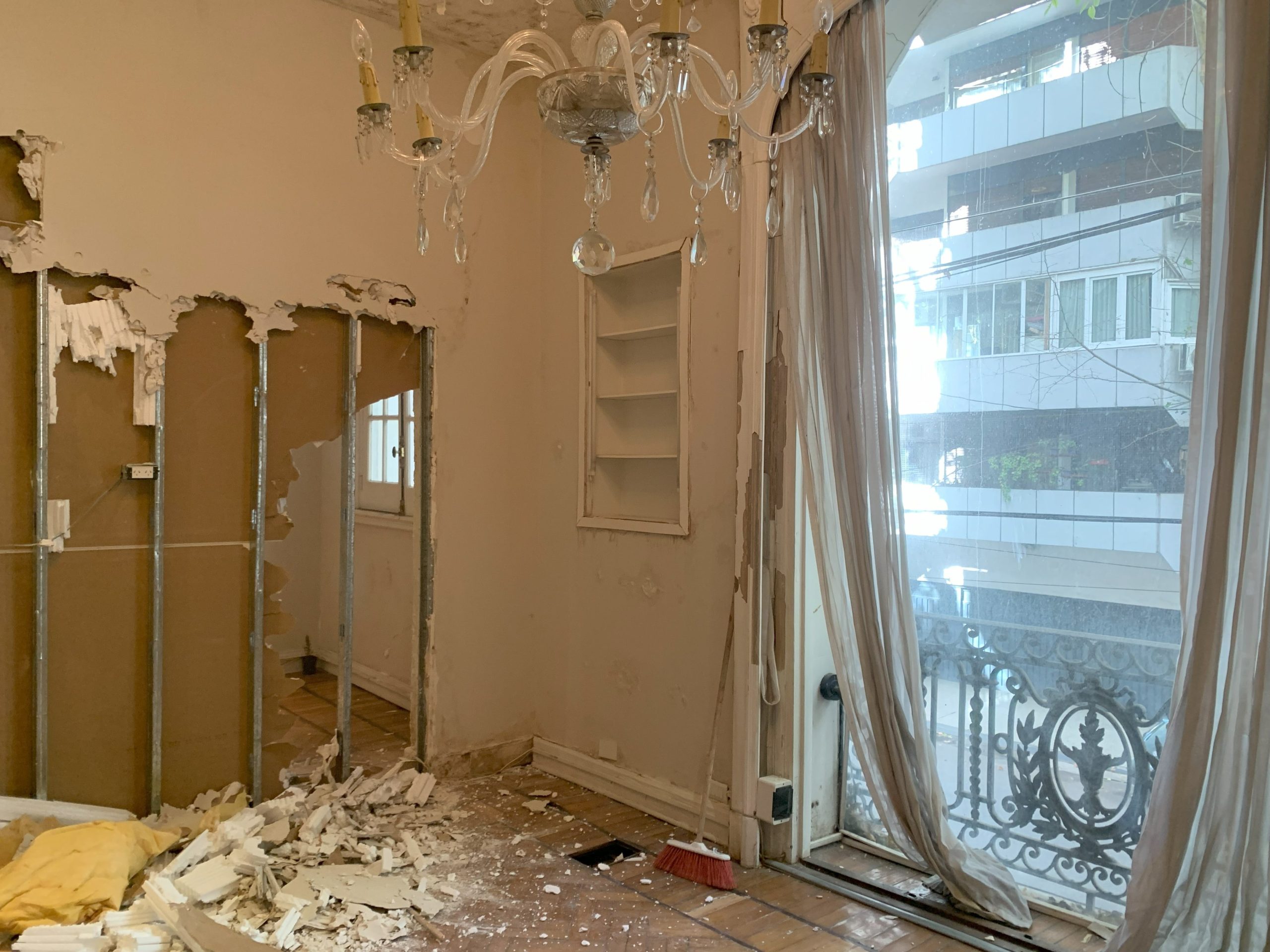 La casa se encontraba en ruinas y los ambientes tenían separaciones que restaban posibilidades.