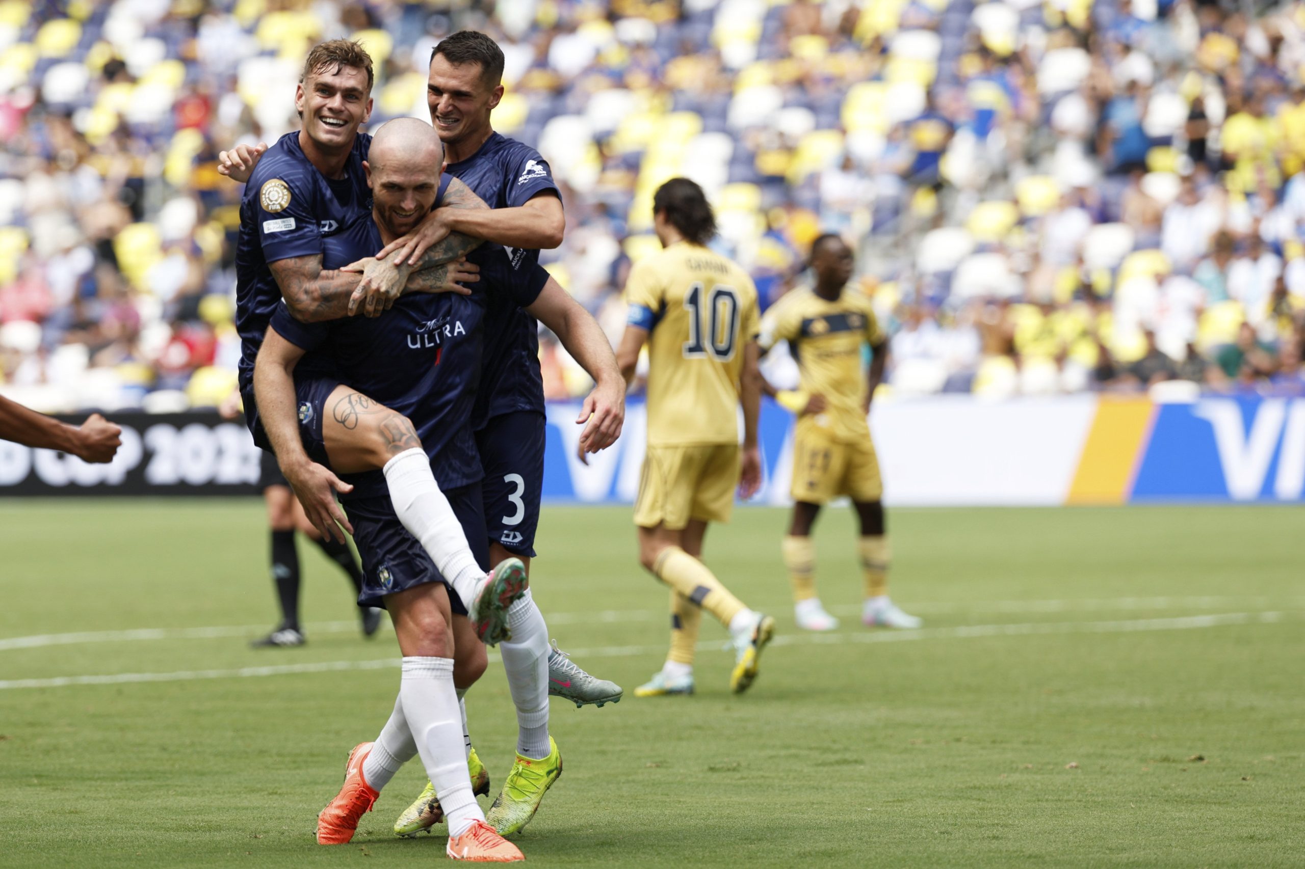 Christian Gray, del Auckland City, en el centro, celebra tras anotar el primer gol de su equipo con sus compañeros durante el partido de fútbol del Grupo C de la Copa Mundial de Clubes entre Auckland City y Boca Juniors en Nashville, Tennessee