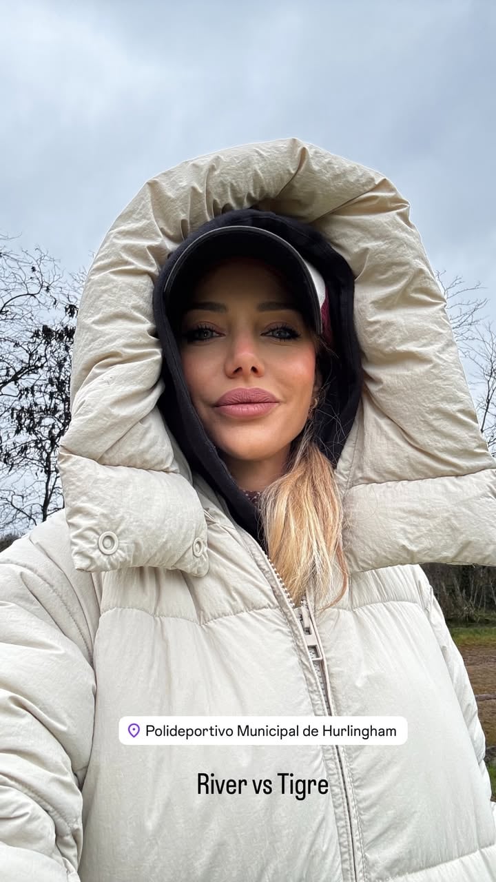 Evanelina Anderson con un look invernal durante el partido que ofició su hijo Bastian bajo la camiseta de River Plate