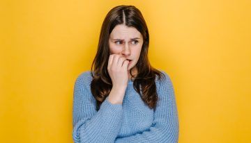 ¿Qué significa que una persona siempre camine mirando al piso, según la psicología?