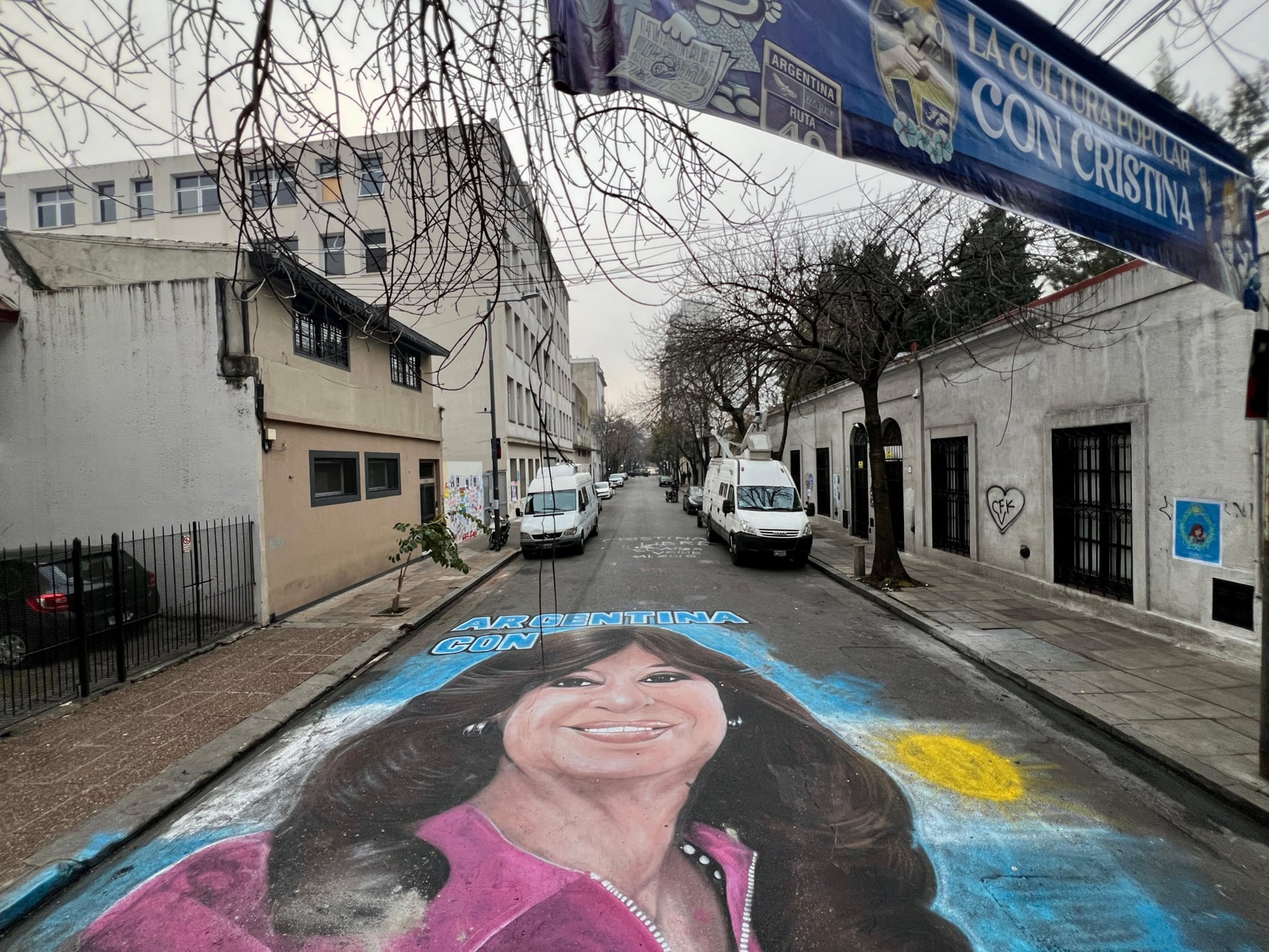 El grafiti que pintaron en las inmediaciones del departamento de Cristina Kirchner 