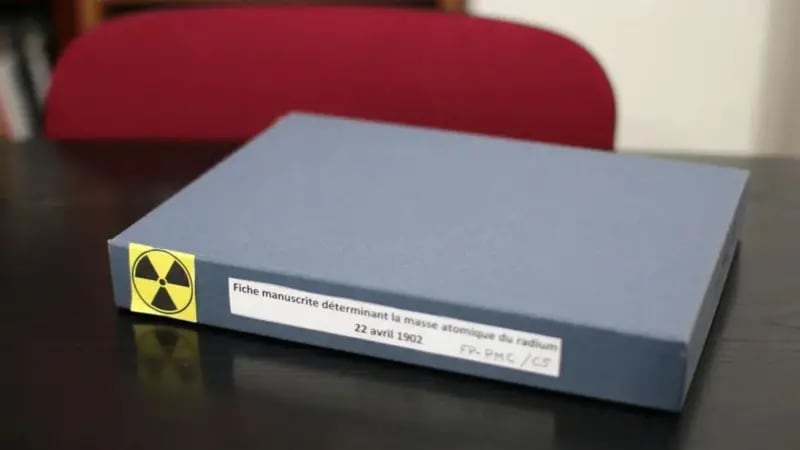 Algunas de las piezas se mantienen en recipientes marcados como radiactivos, como el caso de una nota de laboratorio