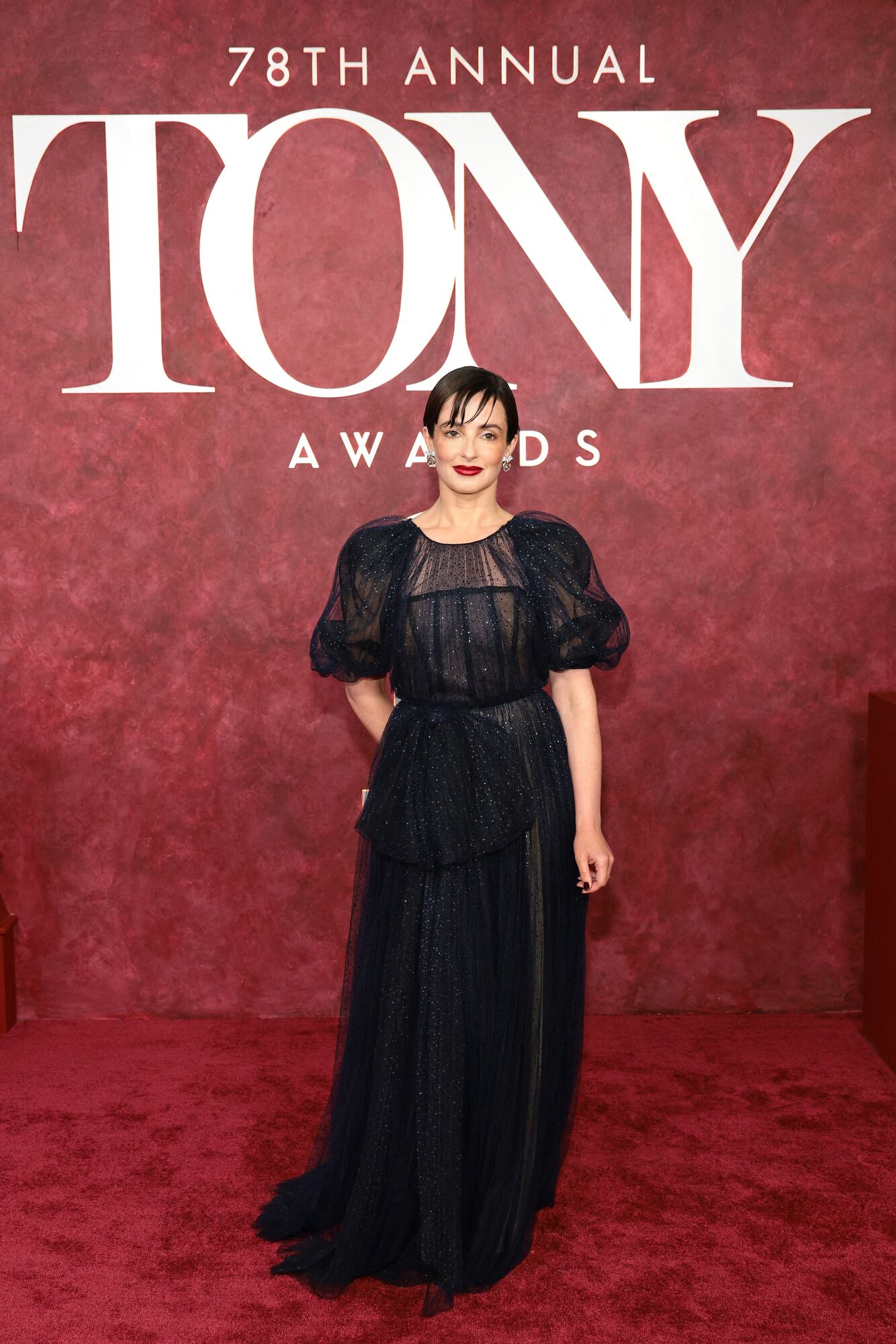 Laura Donnelly fue otra de las que combinó brillos y transparencias para esta gala en Broadway