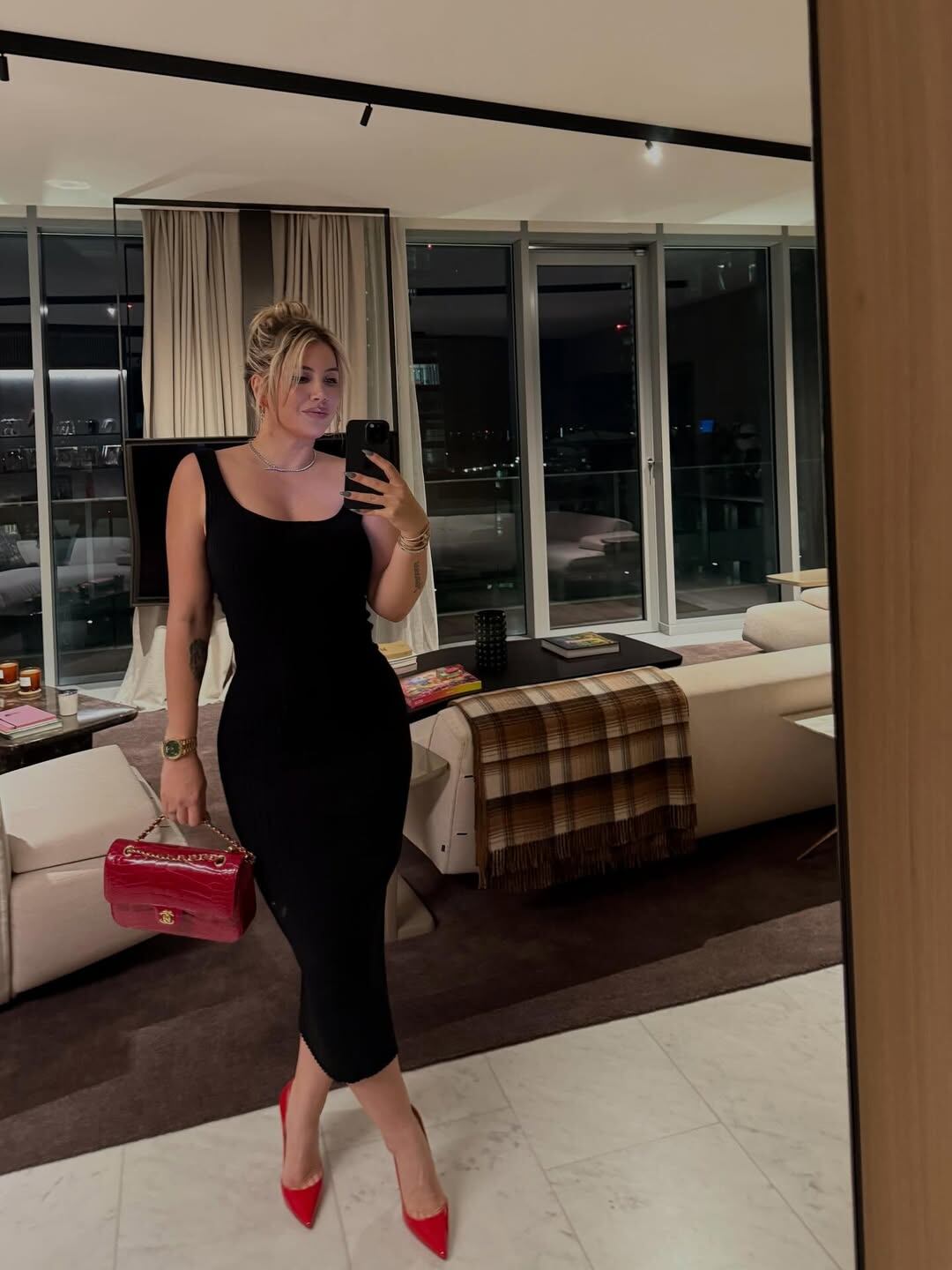 Wanda Nara en vestido negro, zapatos rojos y cartera bordó. (Foto: Instagram/@wanda_nara)