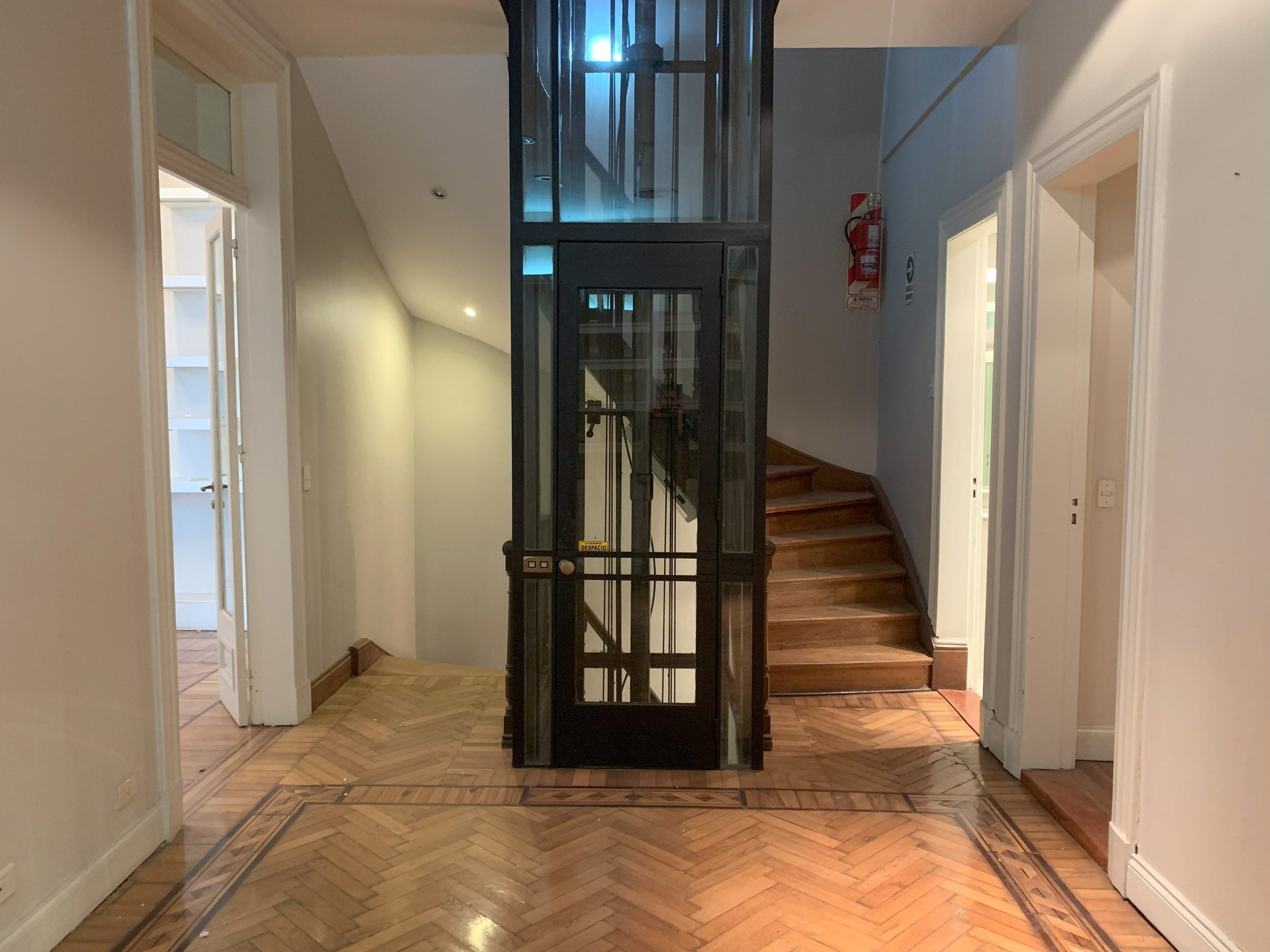La casa ya contaba con un ascensor pequeño que había sido añadido en el centro de la escalera y se conservó.