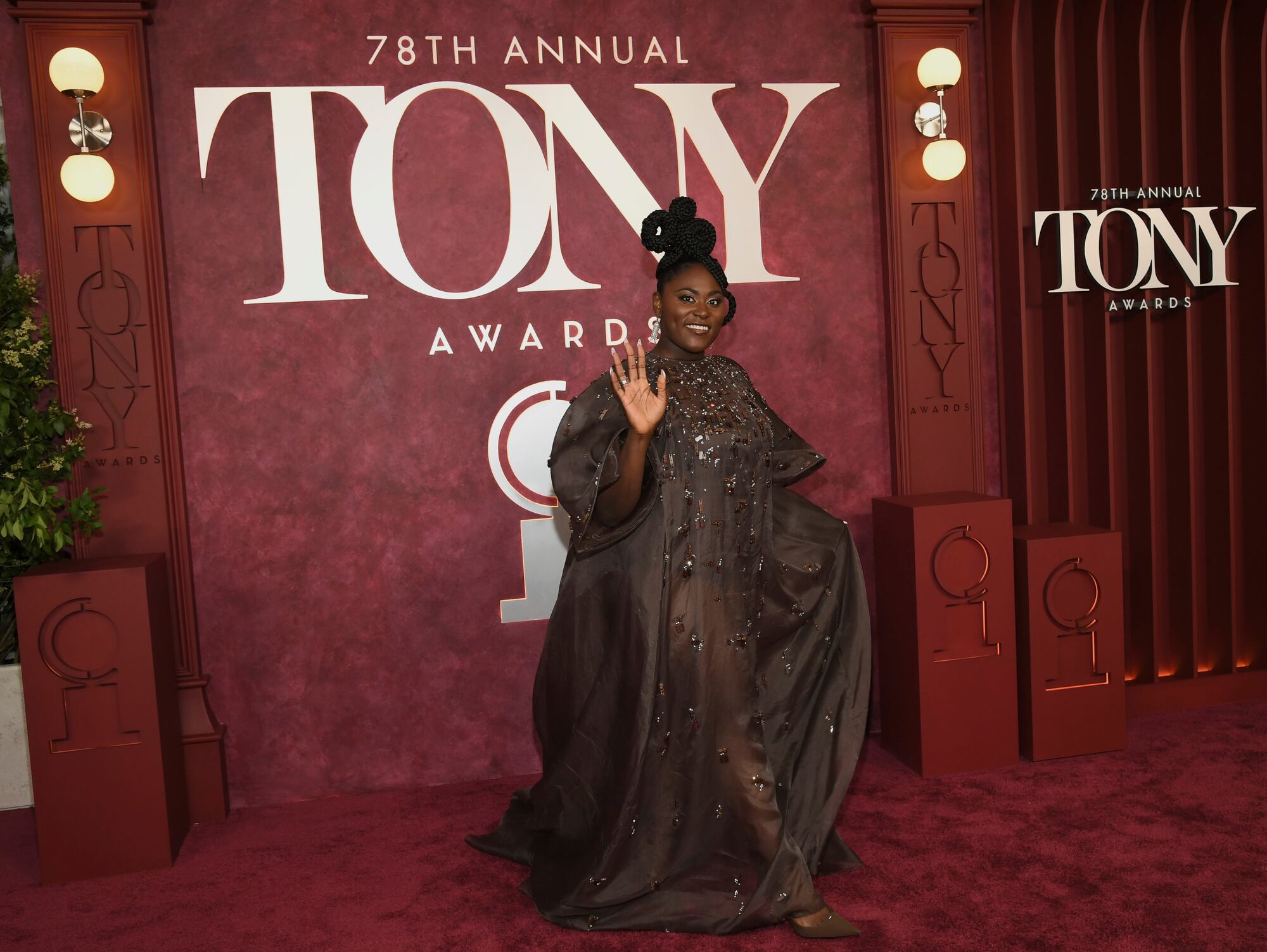 Danielle Brooks también se animó a las transparencias con este modelo en color chocolate 