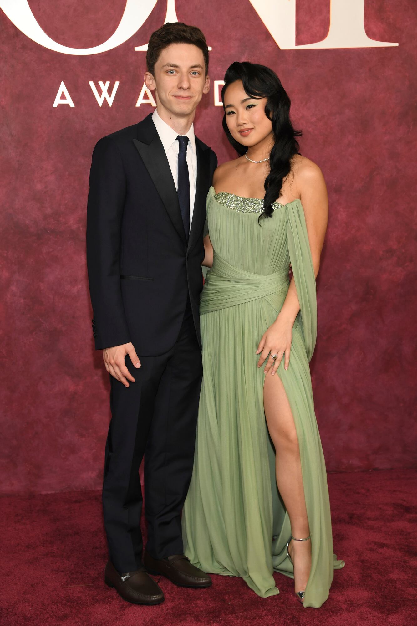 Andrew Barth Feldman y Helen J Shen muy elegantes