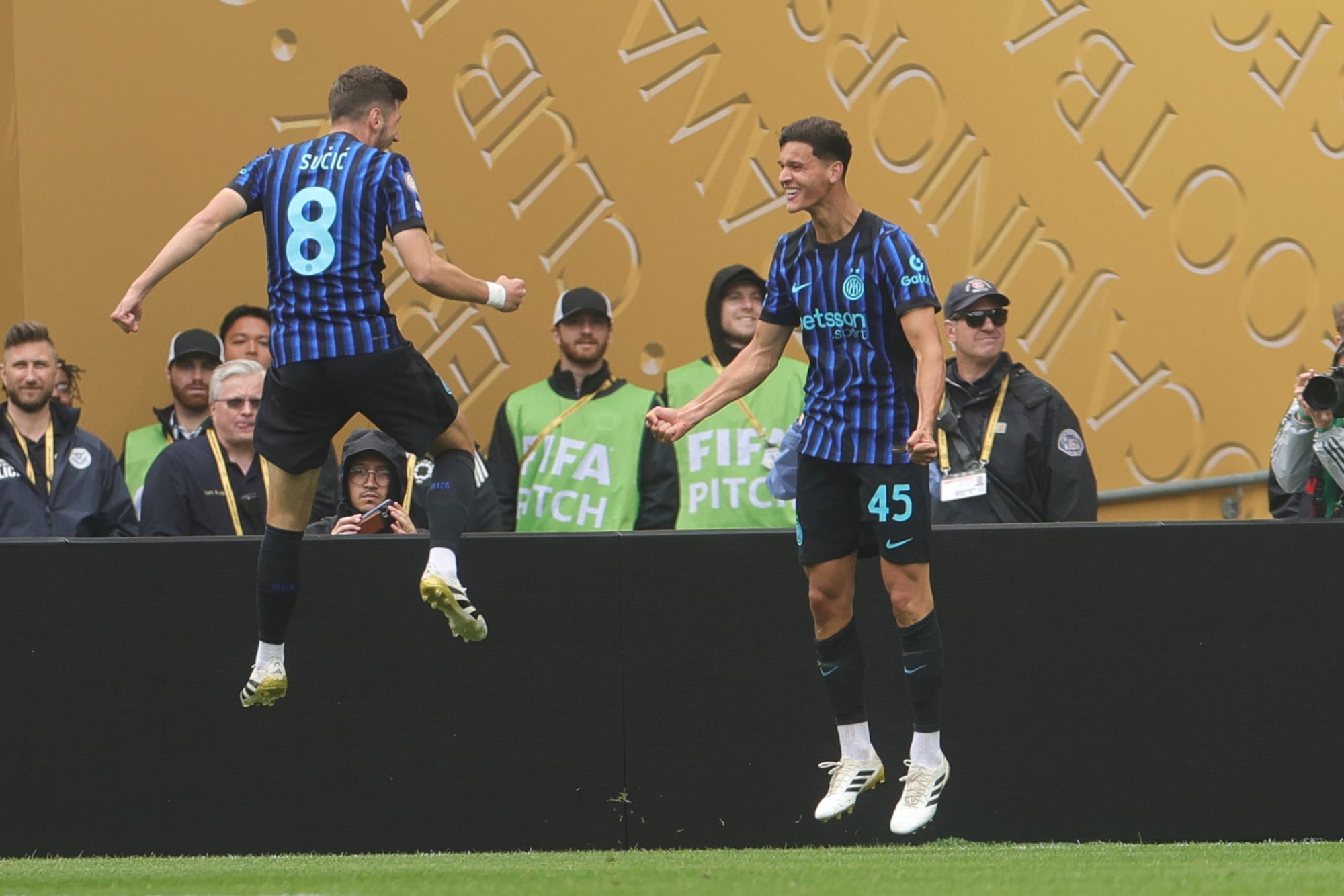 Valentin Carboni festeja con Petar Sucic el 2-1 sobre el final de Inter ante el conjunto japonés