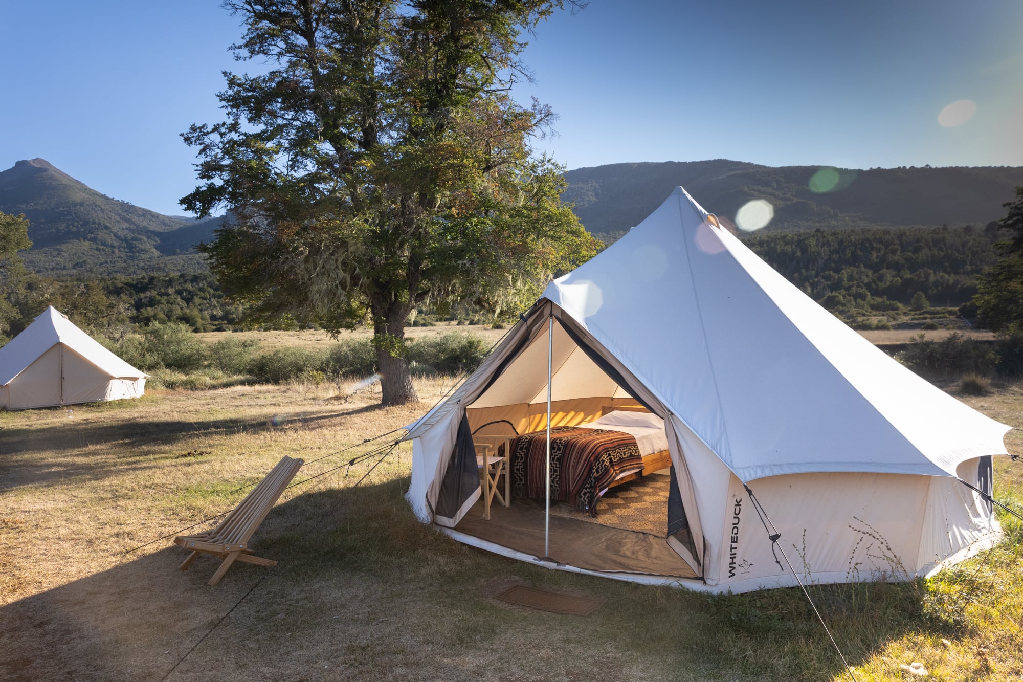 Lujo rústico. El Glamping está ubicado a orillas del río y desde allí es posible divisar el Lanín.