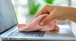 Pocos lo saben: qué es lo primero que tenés que hacer si se te cae café en el teclado para que no se dañe