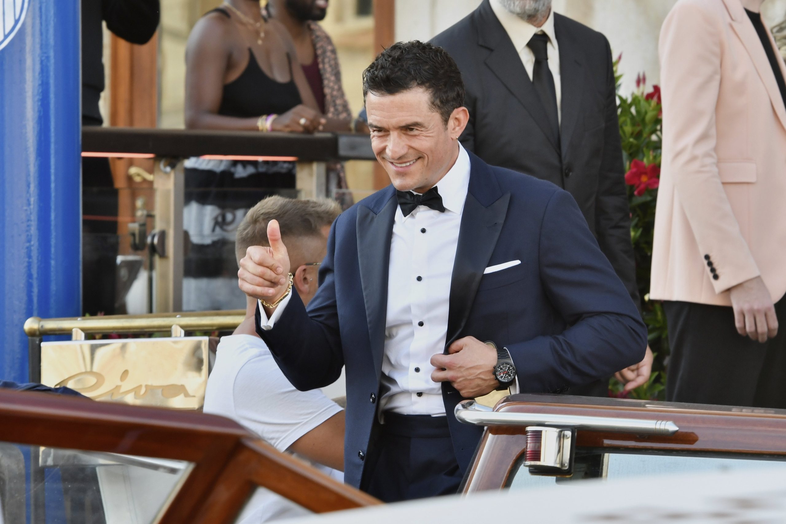 Orlando Bloom sale de su hotel en Venecia (AP Photo/Luigi Costantini)