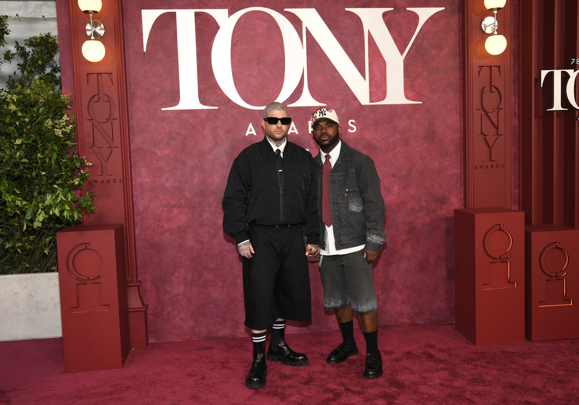 Jamie Lloyd y su pareja, Brandon LaVar, fueron los más llamativos de la alfombra roja. Mientras que el director de Sunset Blvd. combinó prendas elegantes con ítems urbanos, el bailarín eligió un look denim con corbata más casual  