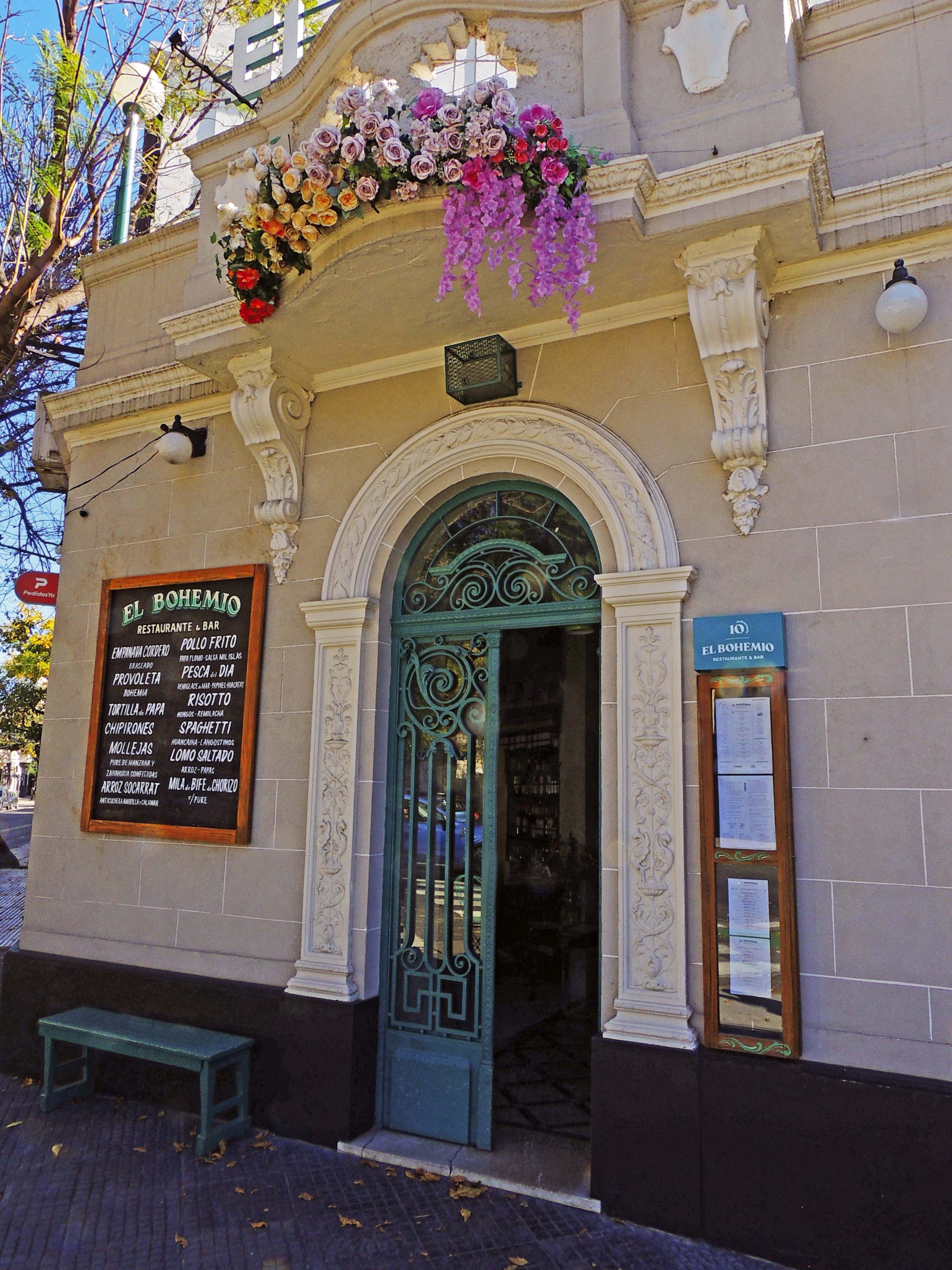 El Bohemio, mezcla de bodegón y restaurante, en Pampa y Donado.