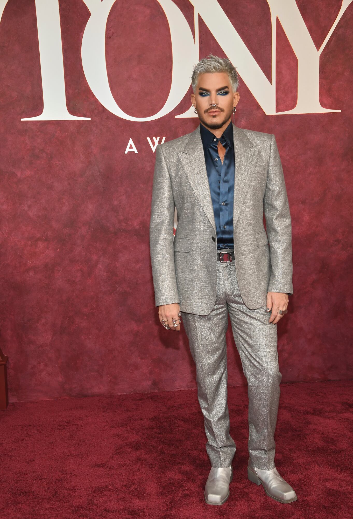Adam Lambert combinó el azul con un traje metalizado y un make up al tono 
