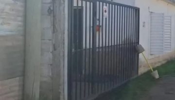 Un nene de dos años lucha por su vida después de que se le cayera encima un portón de hierro