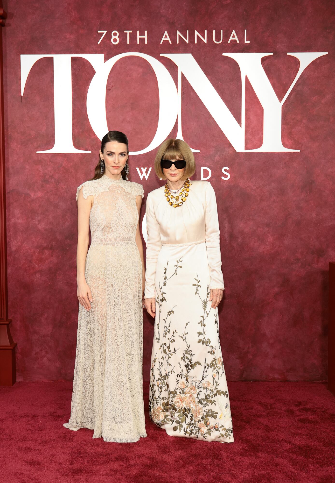 La directora de Vogue, Anna Wintour, llegó junto a su hija Bee Carrozzini, quién pasó de ser editora en Teen Vogue a productora de televisión. Mientras que Wintour eligió un elegante diseño con estampa floral, la joven se animó a las transparencias con un vestido de encaje que dejaba al descubierto su ropa interior