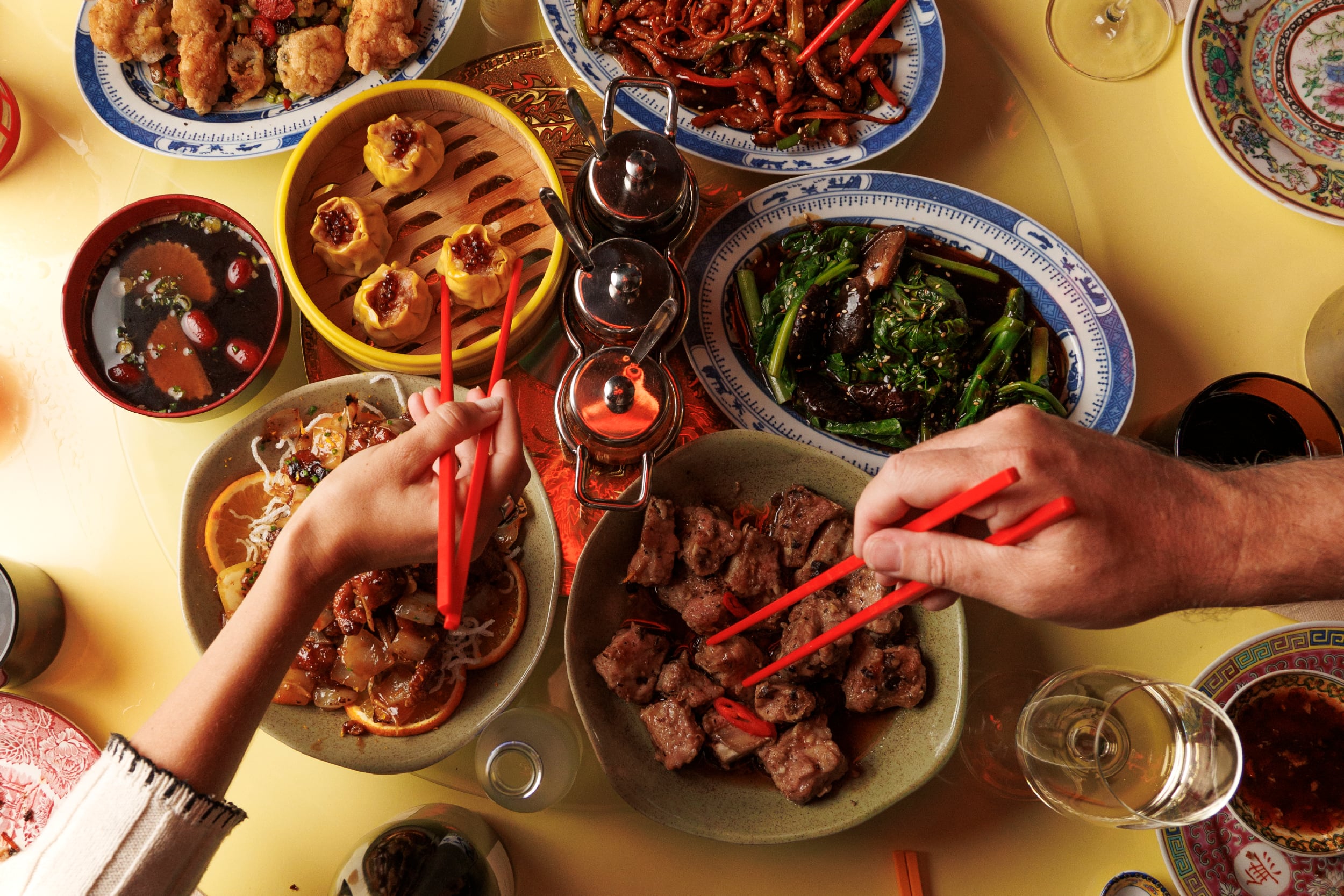 El restaurante propone una variedad de sabores intensos de fusión chino-americana, para comer con palitos y compartir.