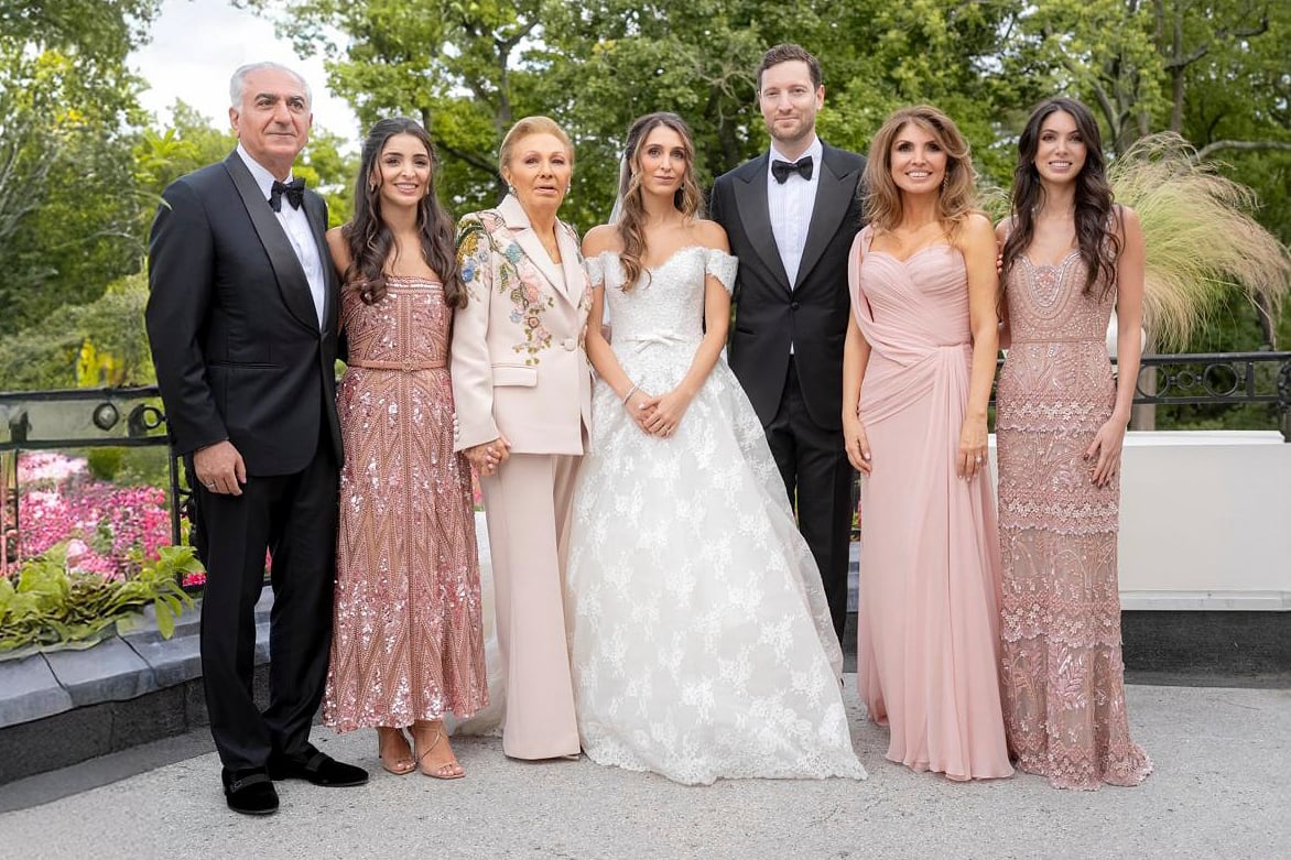 Los novios, rodeados por la familia Pahlavi. De izquierda a derecha: Reza, el padre de Imán; una de sus hermanas, Noor; la abuela, Farah Diba; su madre, Yasmine; y su otra hermana, Farah.