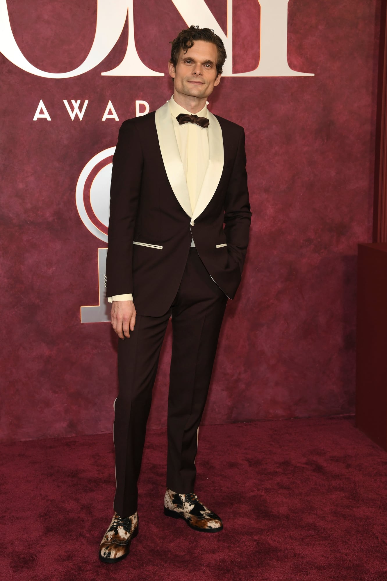 Andrew Durand, nominado por la obra Dead Outlaw, sorprendió con un elegante traje que se destacó por sus detalles en blanco. Los zapatos estampados le imprimieron un toque casual a su propuesta