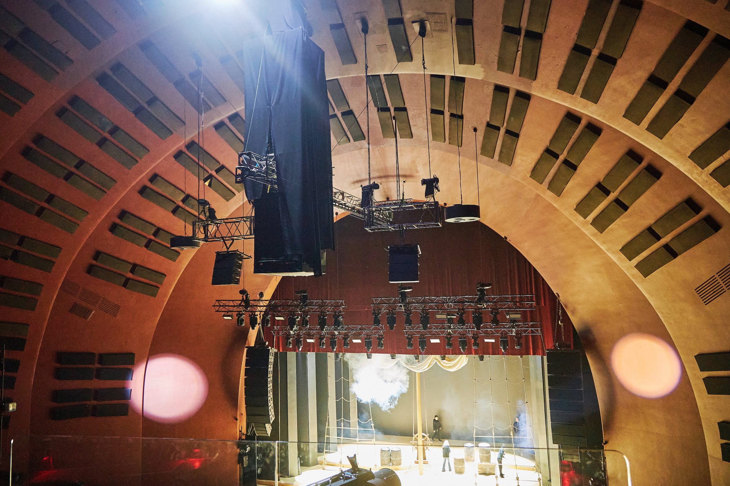 Imagen de la plataforma suspendida del techo de la sala ubicada a casi nueve pisos de las butacas