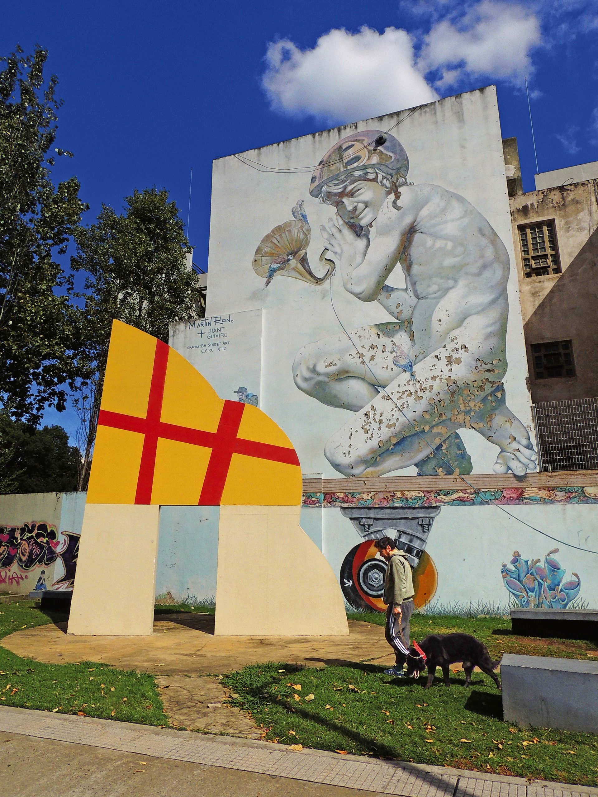 El mural ‘El cuento de los Loros’ fue realizado por Martín Ron, con la colaboración de Jiant y Guiviro, en agosto de 2013. Mide 412 m2 y es uno de los más grandes de Buenos Aires. Holmberg y Rivera.