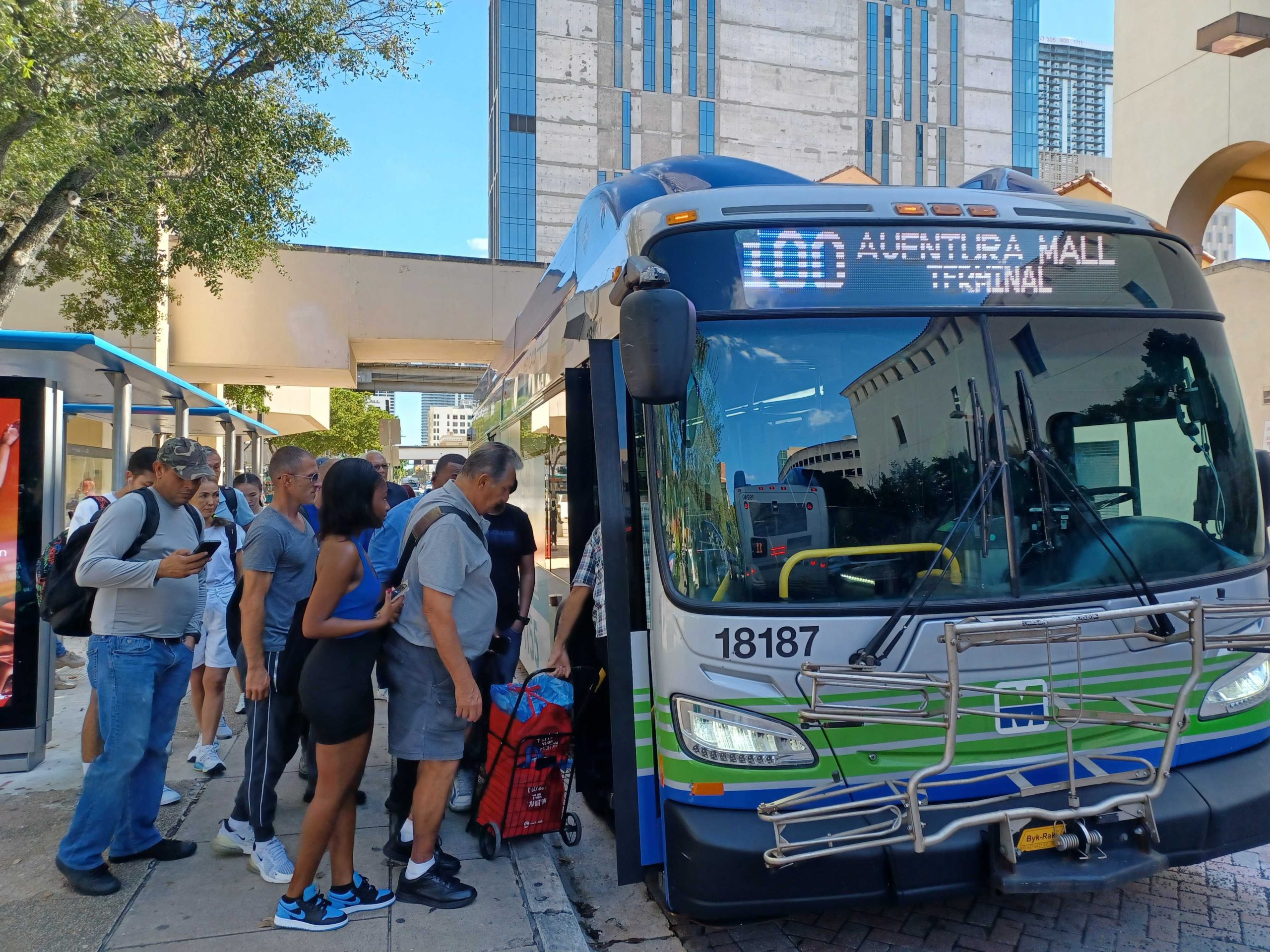 Una encuesta de Bendixen & Amandi indicó que el 79% de los residentes de Miami Beach apoya una conexión de transporte público con el continente