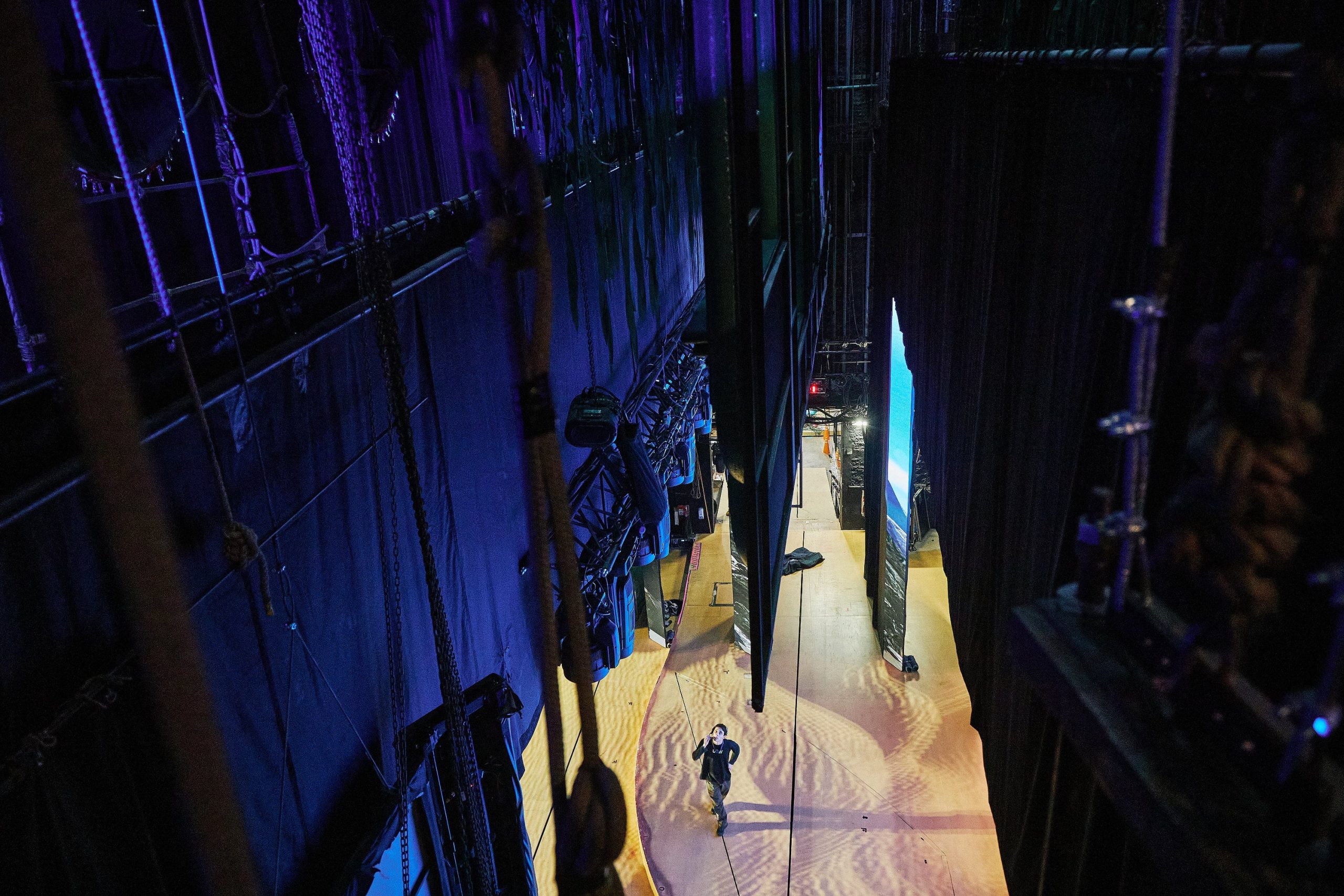 Uno de los puentes laterales del escenario que deben transitar los actores hasta llegar al techo de la sala