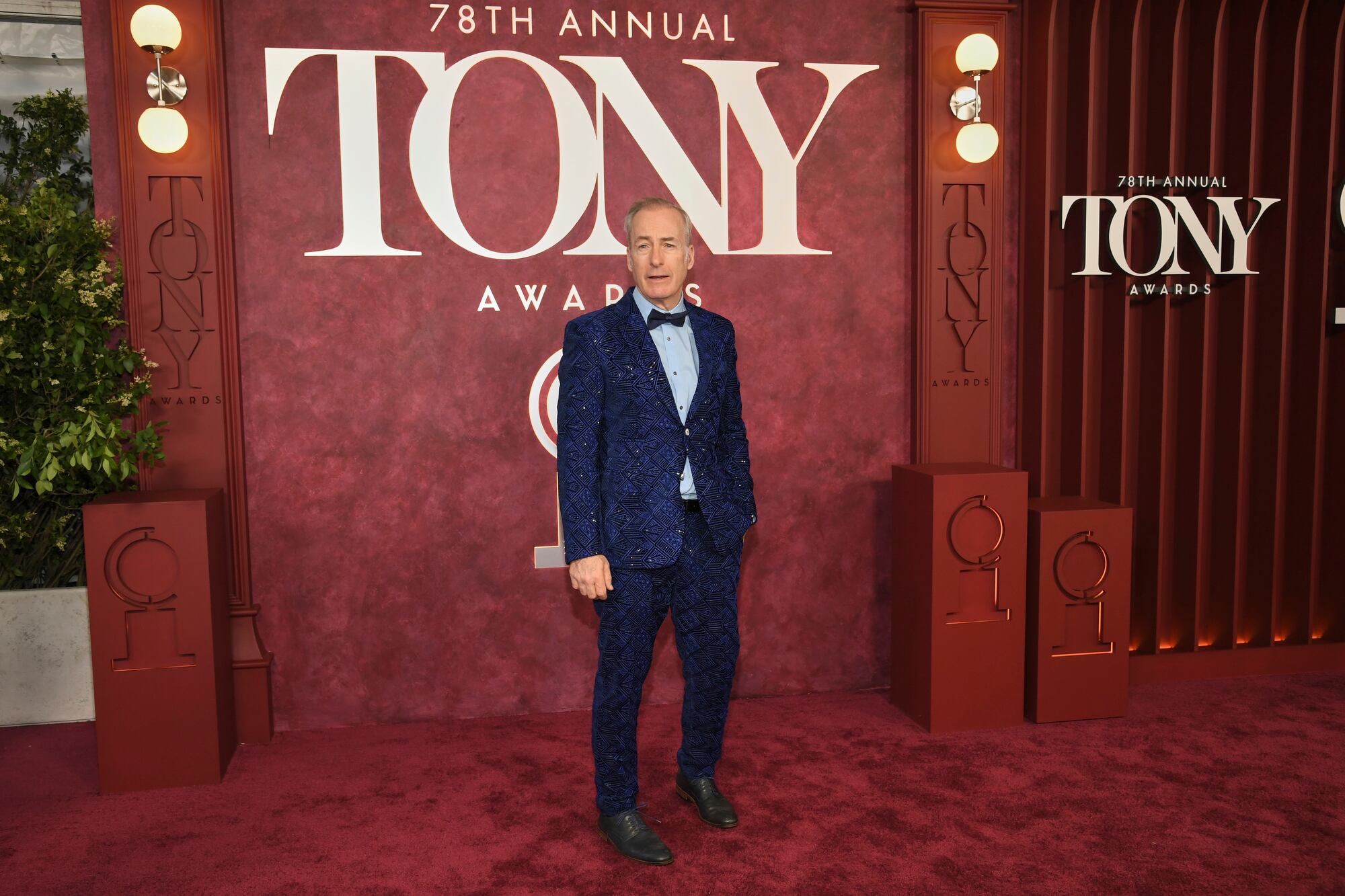Otro que eligió azul para esta noche de teatro fue Bob Odenkirk 