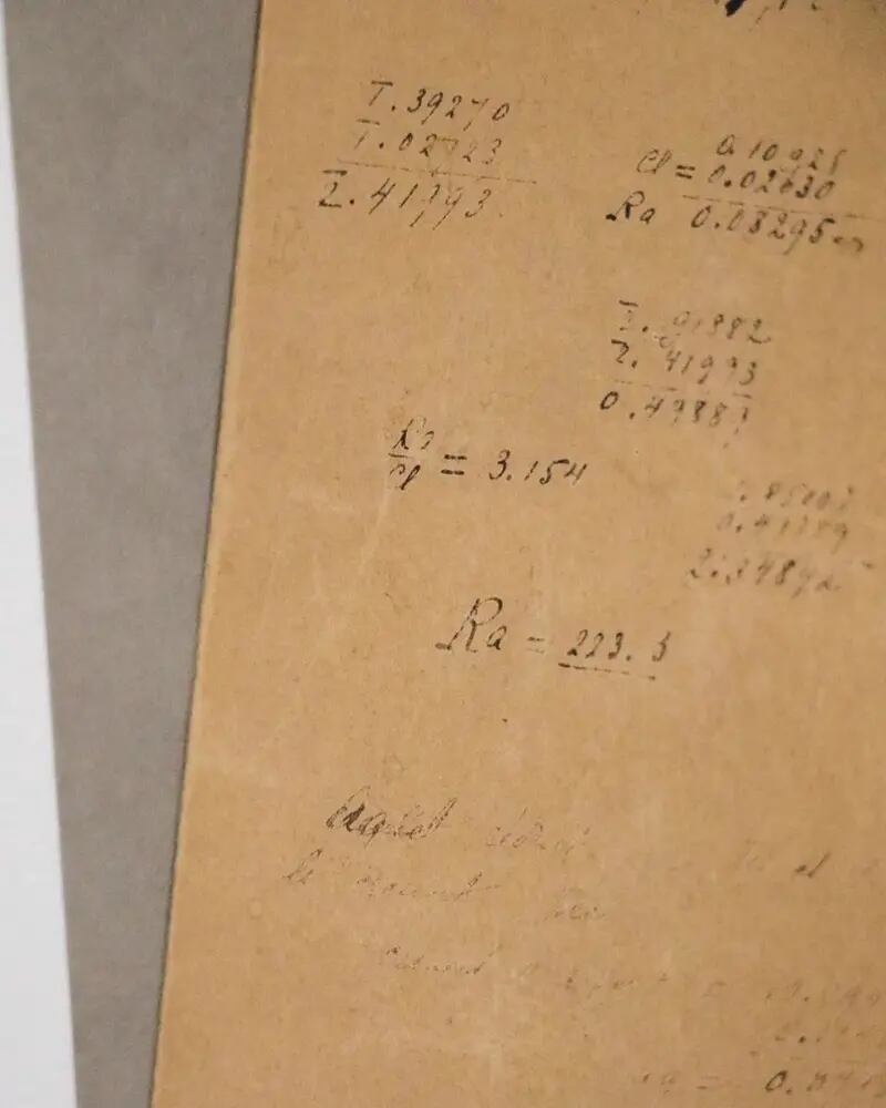 La colección de material de Marie Curie incluye algunas notas de laboratorio radiactivas