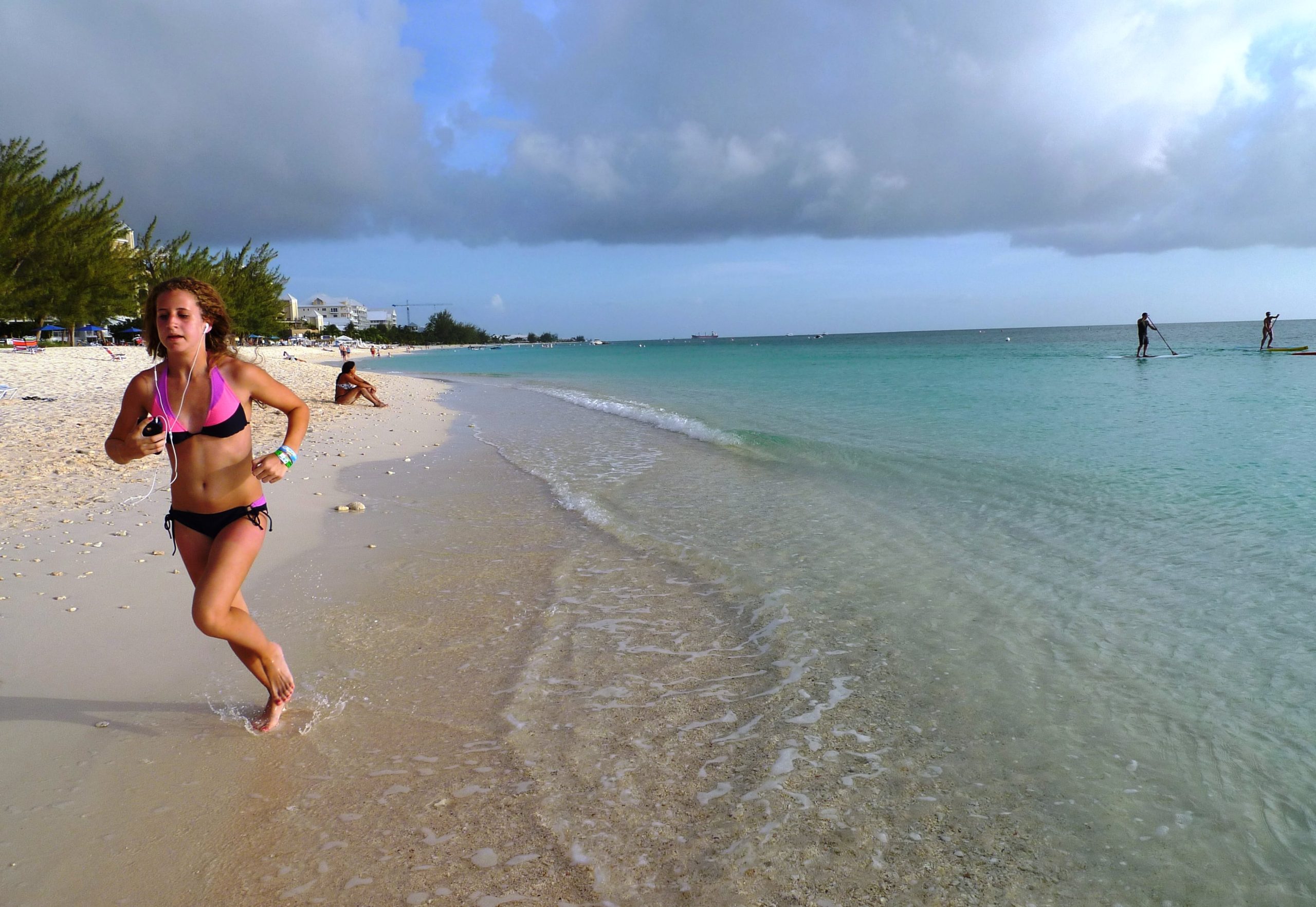 Running en la playa al atardecer.