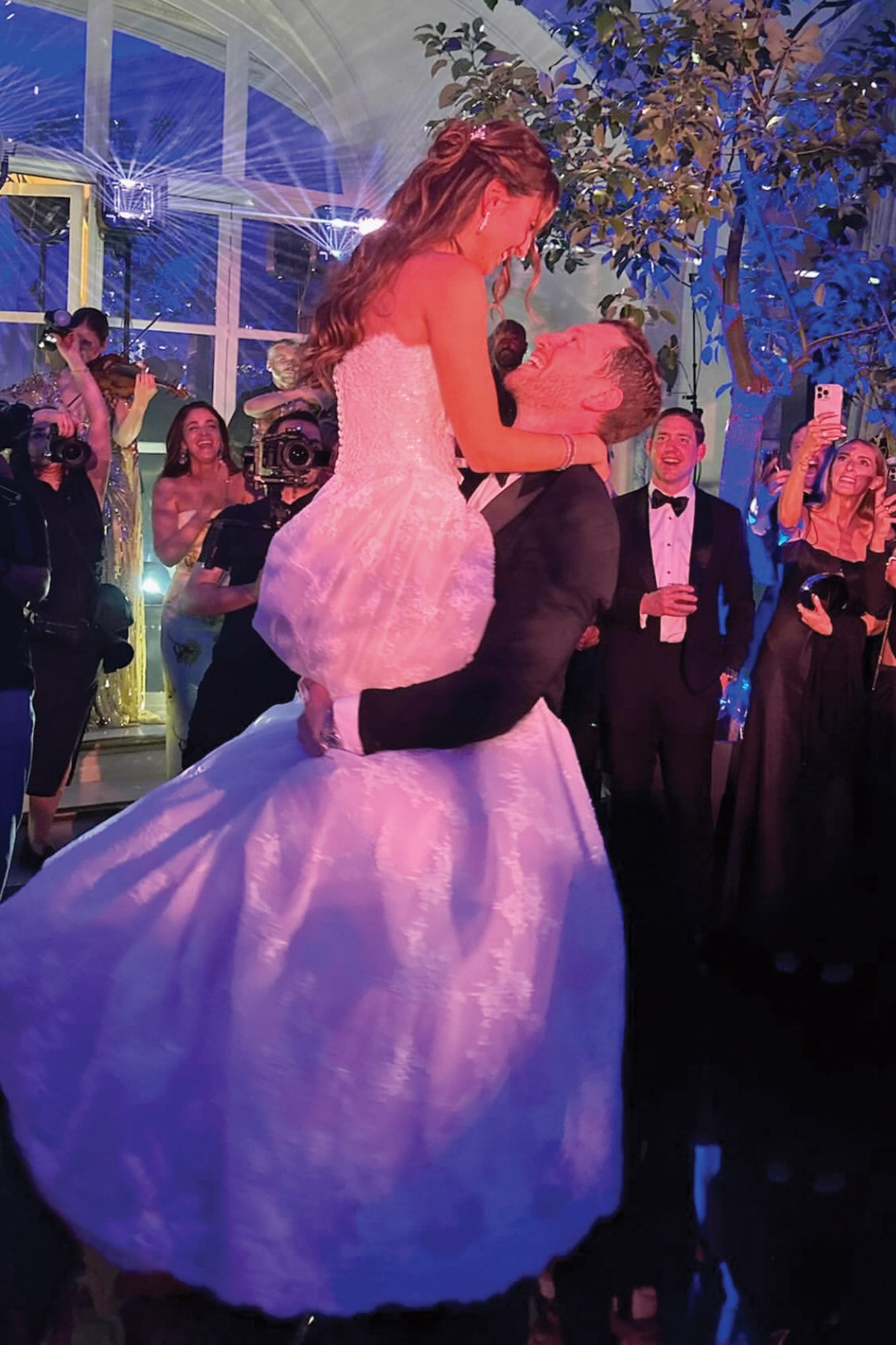 Los novios se divierten en la pista de baile, rodeados por sus invitados. Se conocieron antes de la pandemia, cuando los presentó un primo de Iman, y se hicieron inseparables.