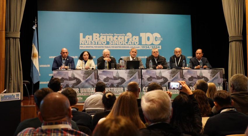 Cristina Kirchner habló por audio y advirtió que ya hay “señales” de que el modelo de Milei “se cae”