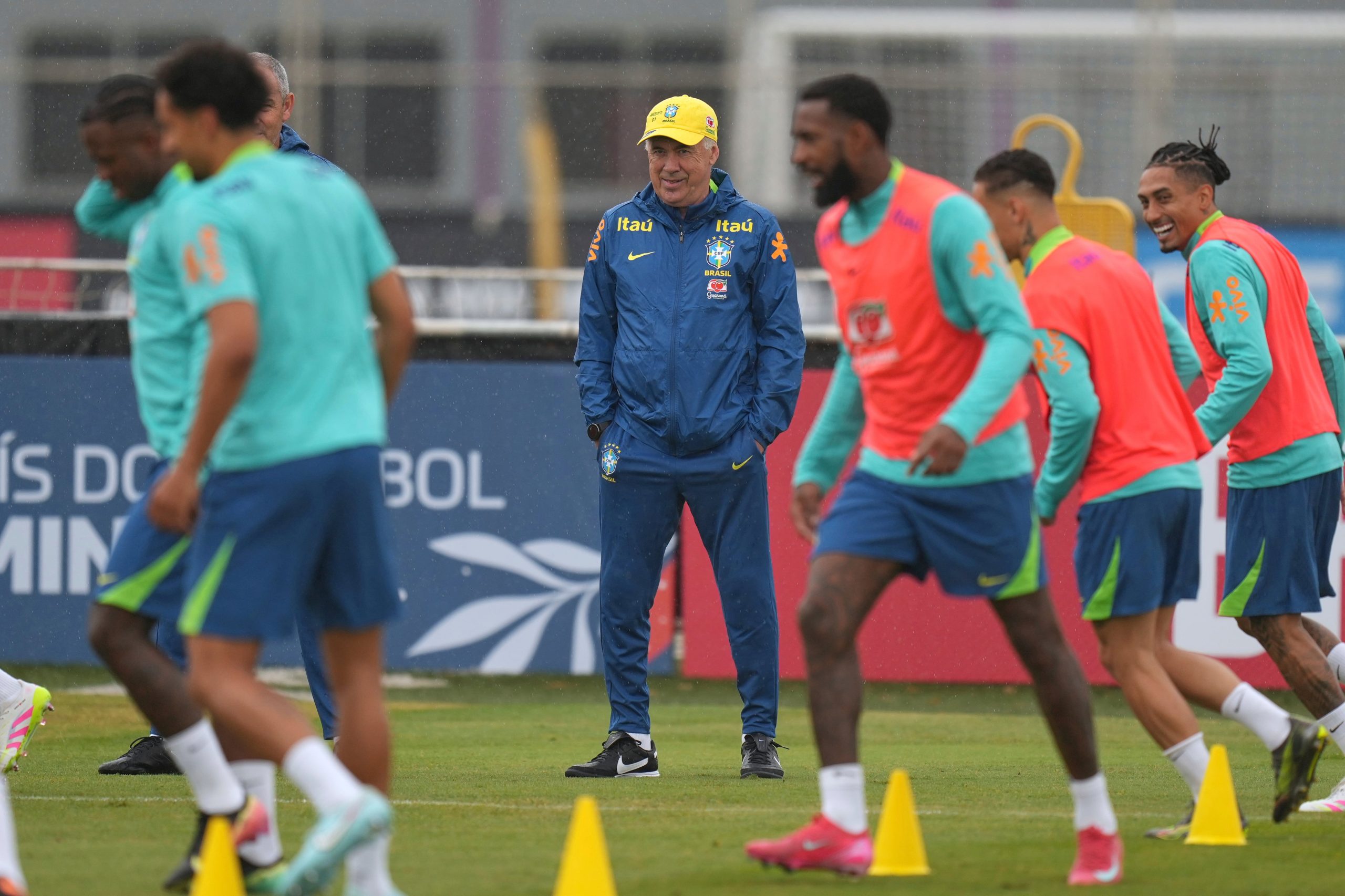 El técnico de Brasil, Carlo Ancelotti, encabeza el entrenamiento previo al partido ante Ecuador por las eliminatorias sudamericanas al Mundial 2026, en San Pablo, martes 3 junio, 2025. (AP Foto/Andre Penner)