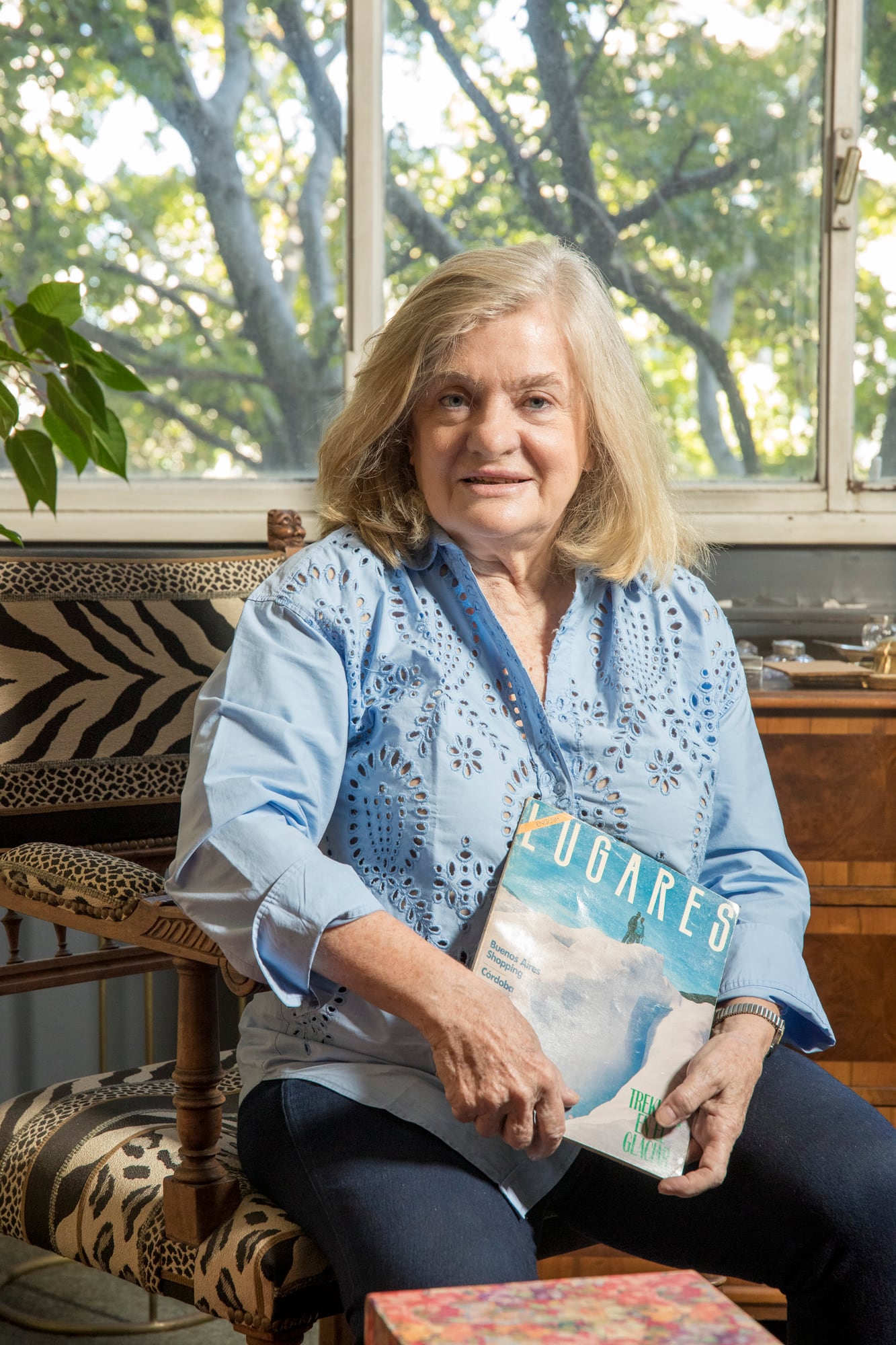 Luisa con la primera edición de LUGARES