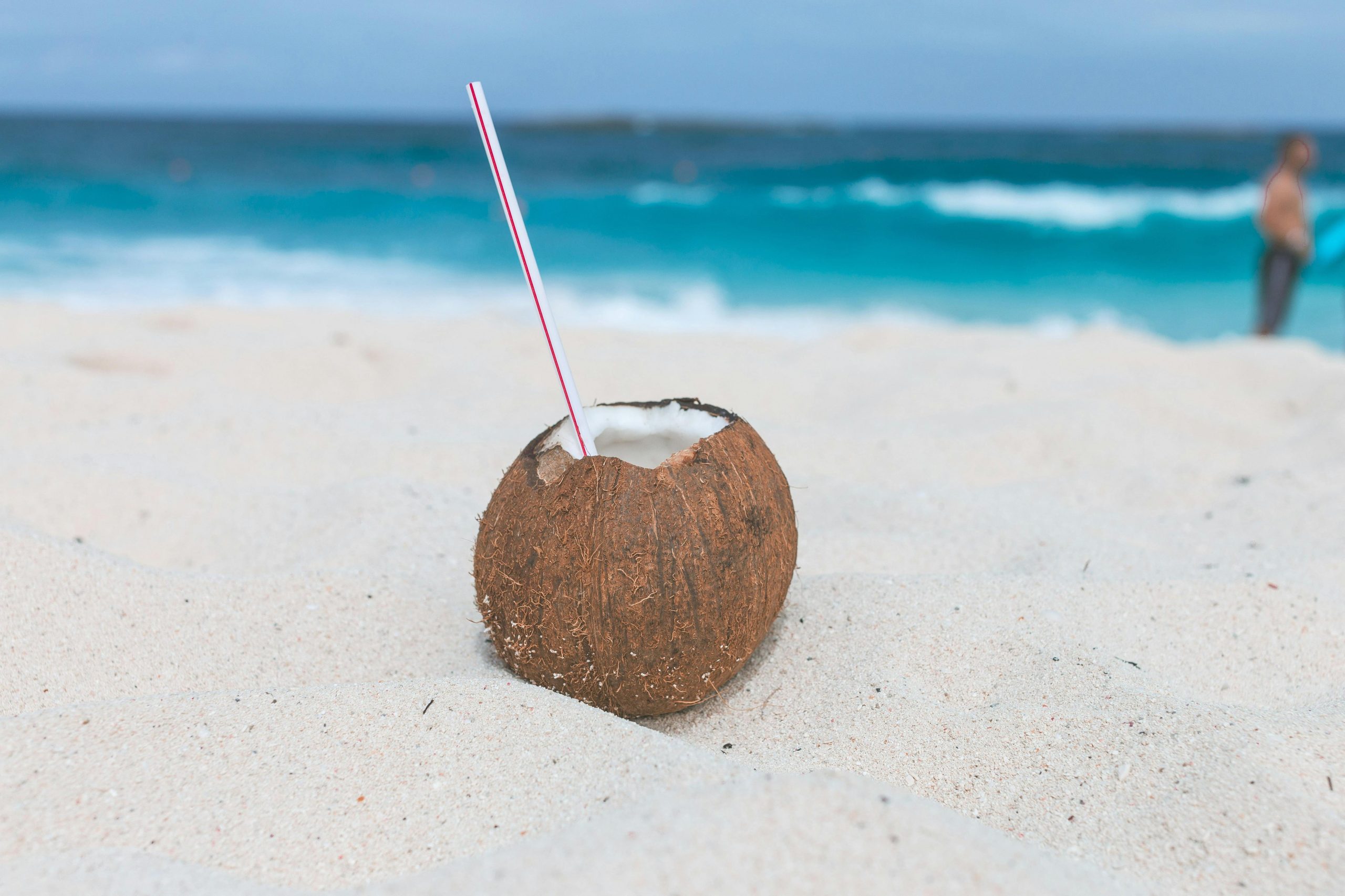 El coco se puede consumir de diversas maneras, lo que lo convierte en una fruta versátil