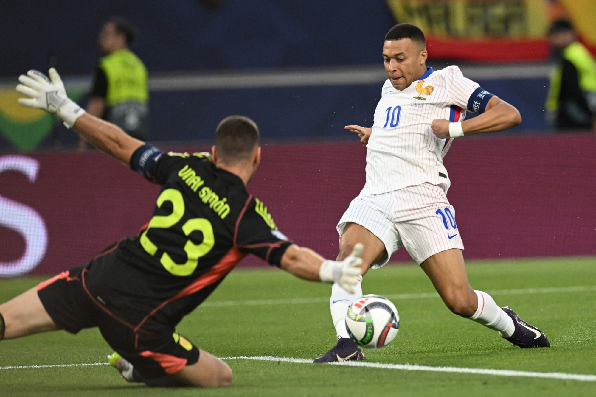 Kylian Mbappe mano a mano ante Unai Simón