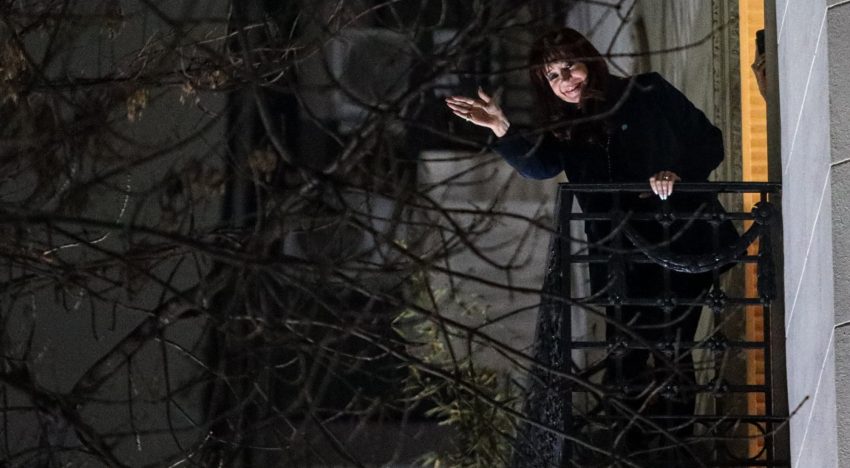 Cristina Kirchner reclamó a la Justicia que defina si puede salir al balcón o no