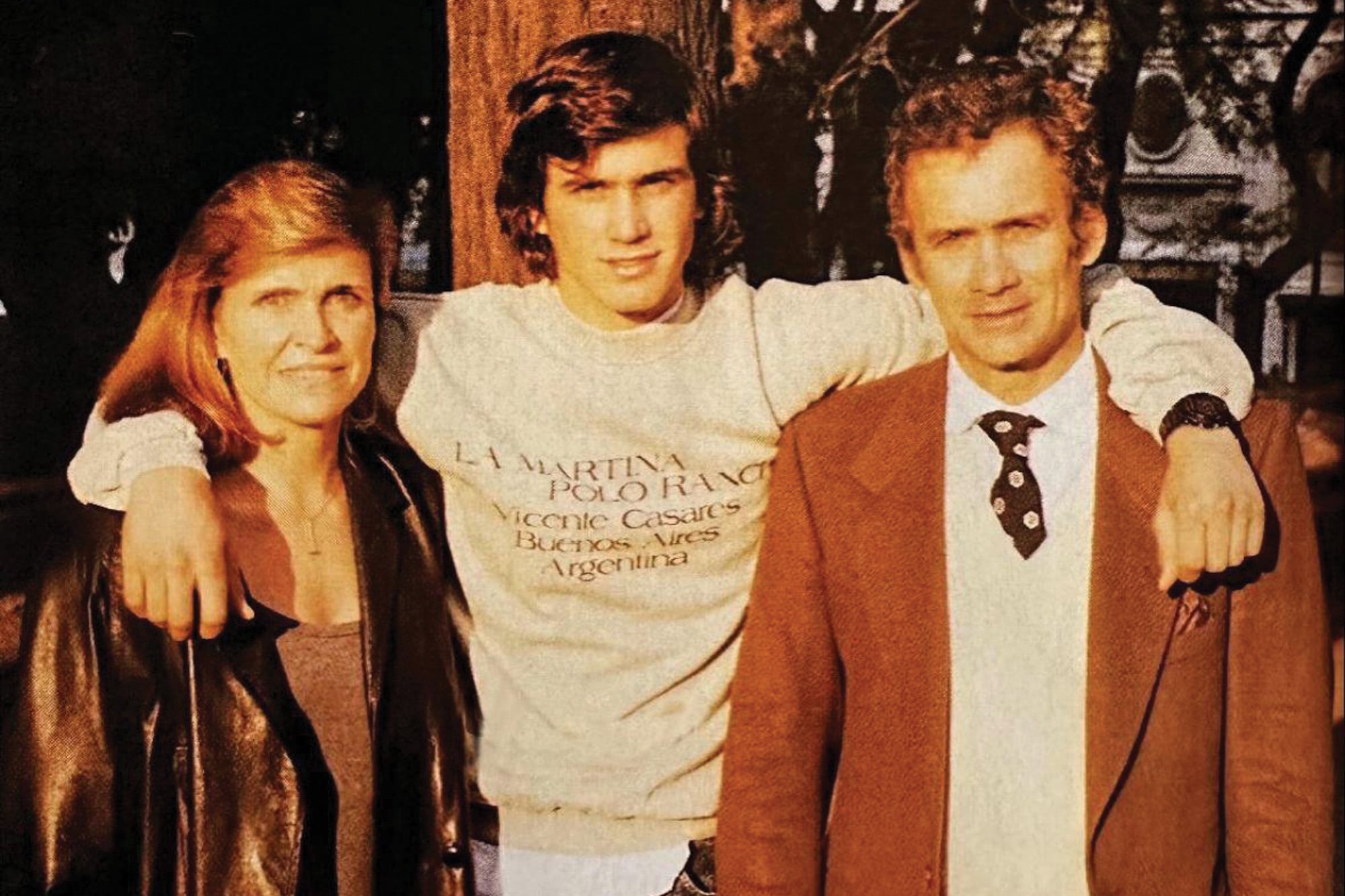 En una foto de adolescente, con sus padres, Martina de Estrada Láinez y Adolfo Cambiaso.