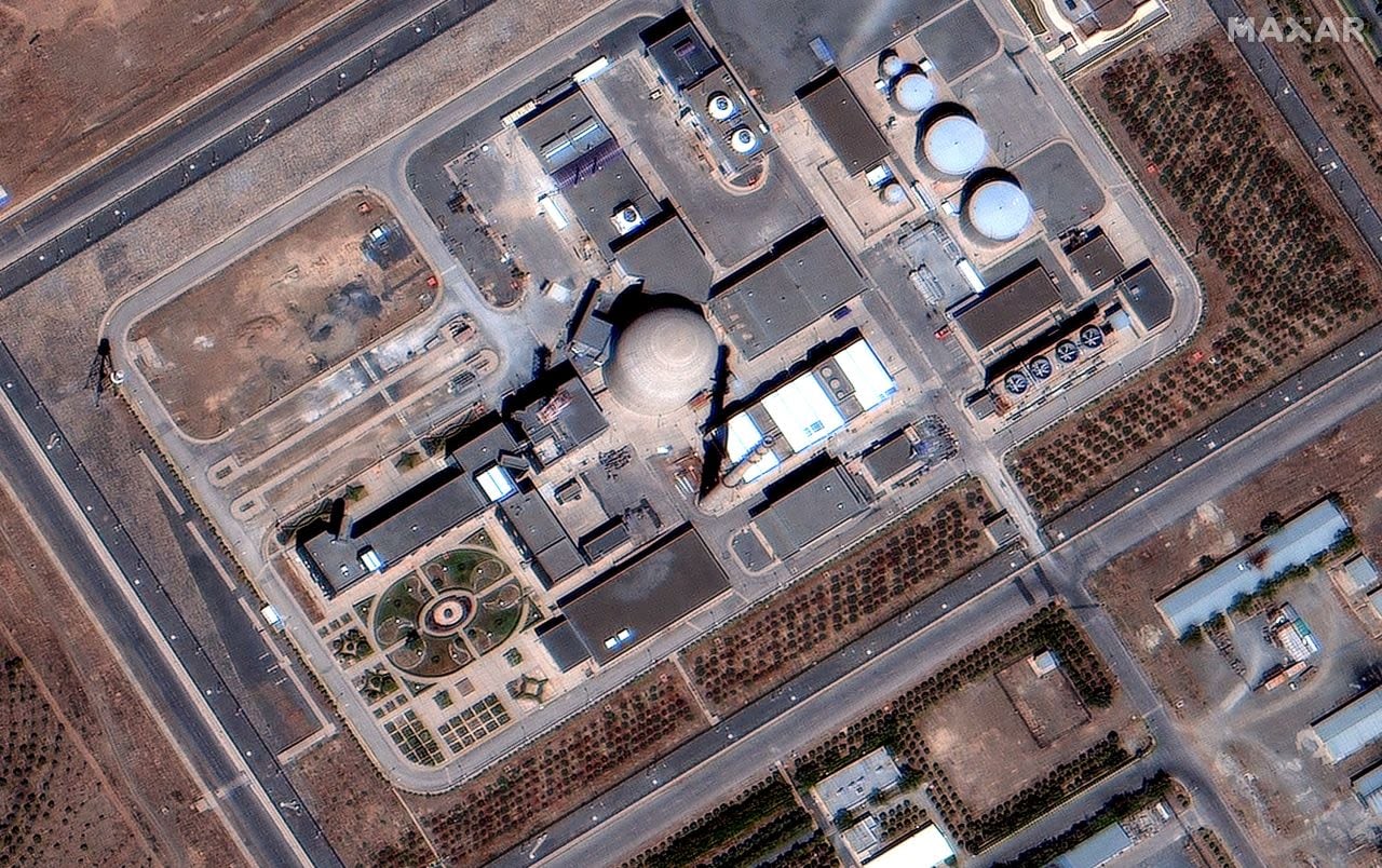 Una imagen satelital de primer plano muestra el reactor de agua pesada de Arak de Irán el miércoles, antes de los ataques israelíes que perforaron la cúpula de contención del reactor. 