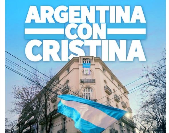 El kirchnerismo convocó a un banderazo frente a la casa de CFK para denunciar que está proscripta
