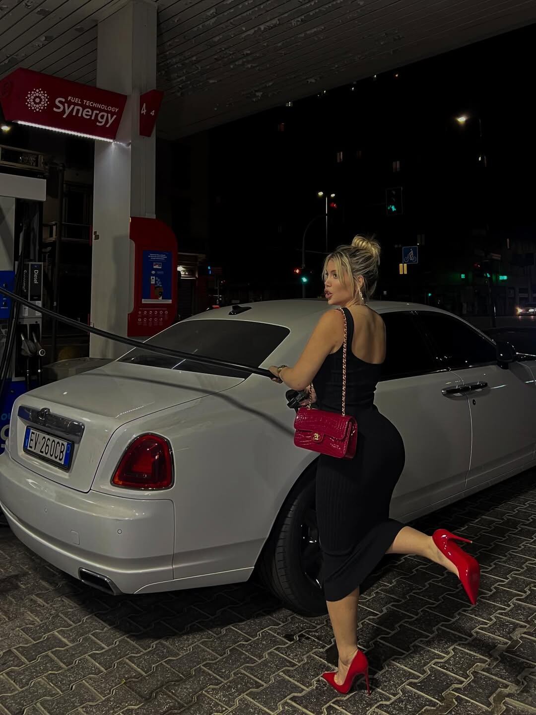 Wanda Nara se fotografió con su look de noche mientras cargaba su Rolls Royce. (Foto: Instagram/@wanda_nara)