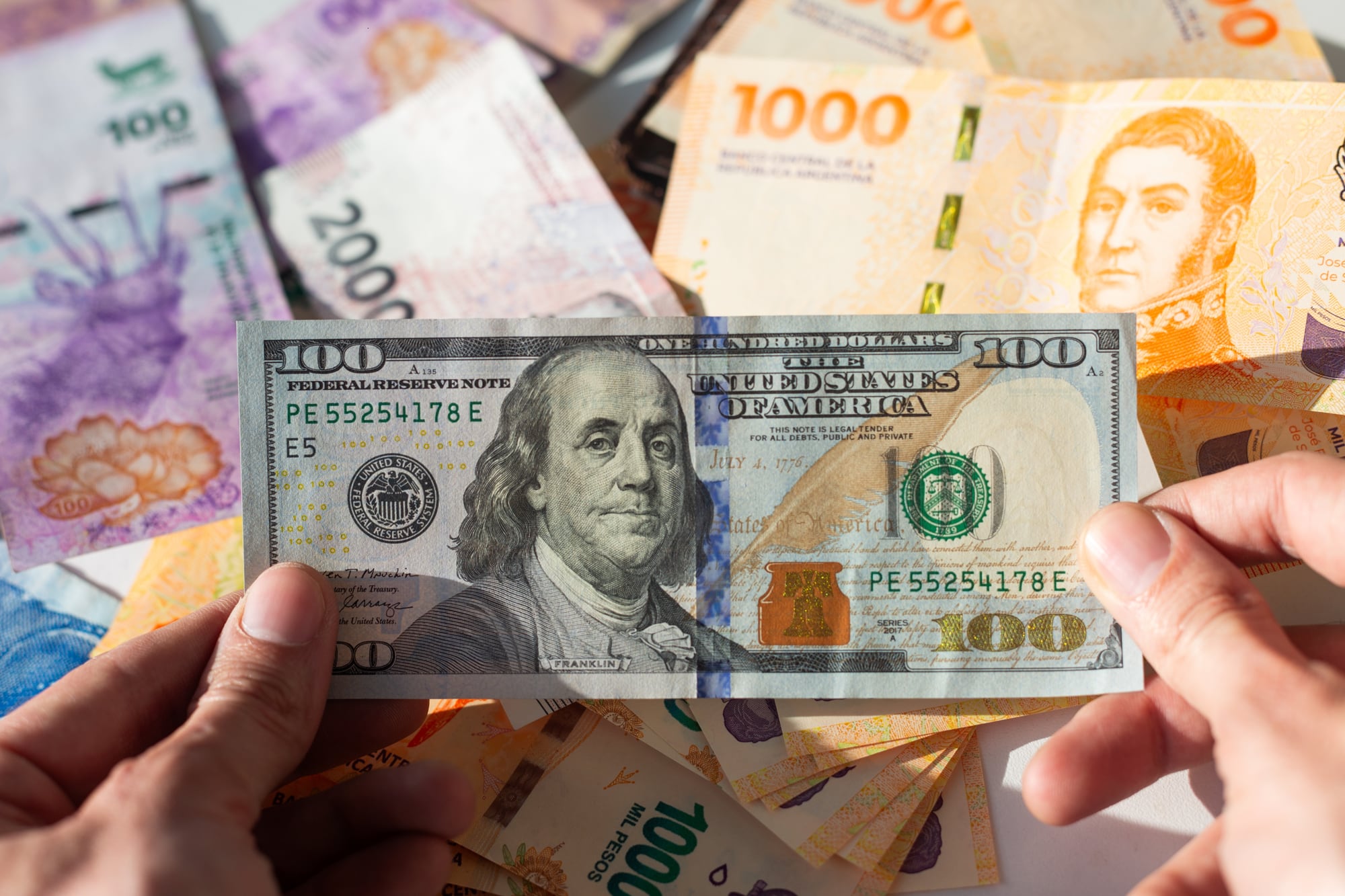 Cuántos pesos se necesitan para comprar 100 dóalres