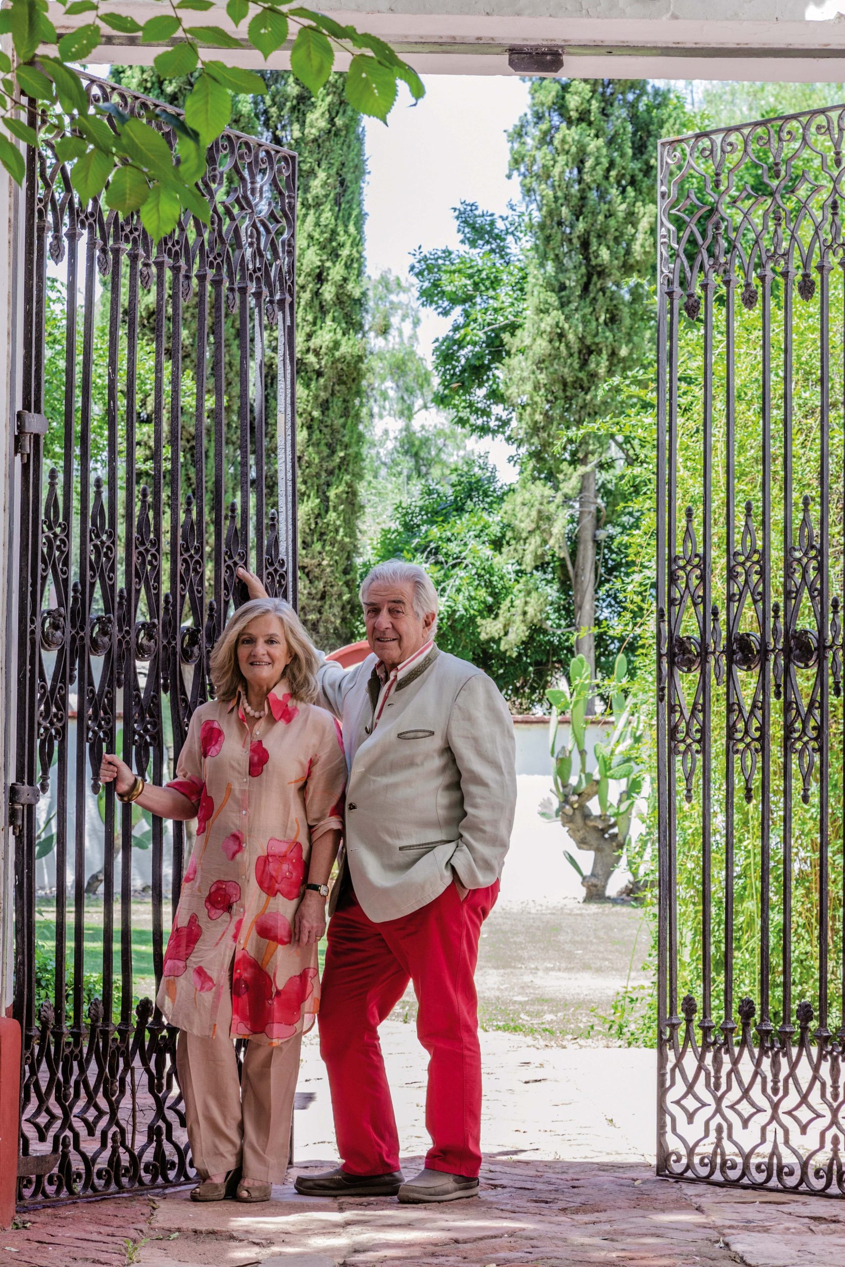 Luisa y Camilo en la puerta de Los Álamos, la finca de los Aldao en San Rafael, Mendoza.