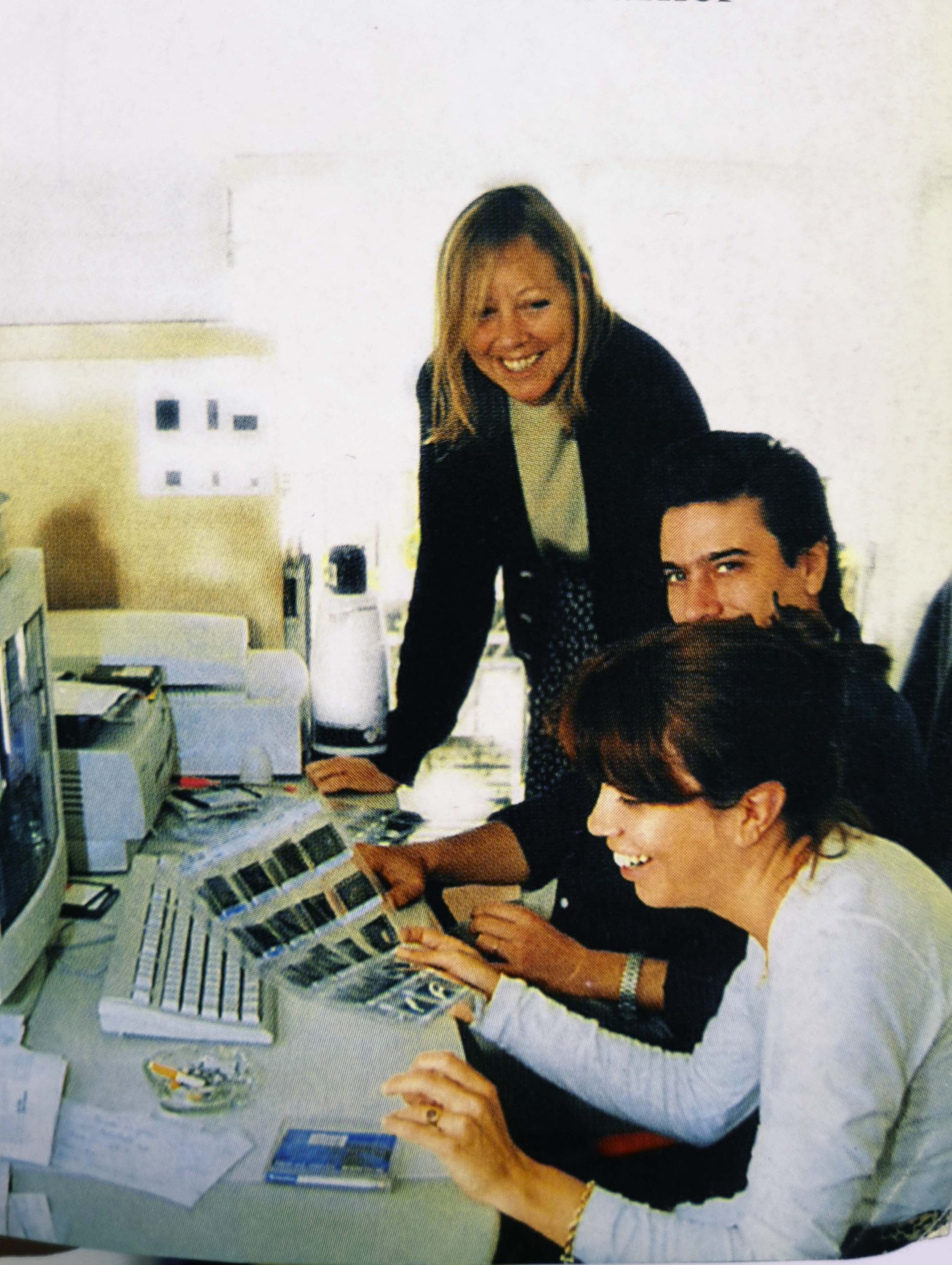 En la redacción de calle Maipú: Julie Bergadá, Carlos Tellos y Julia Caprara, con la “raviolera” de las diapositivas que se utilizaban entonces. 1998.