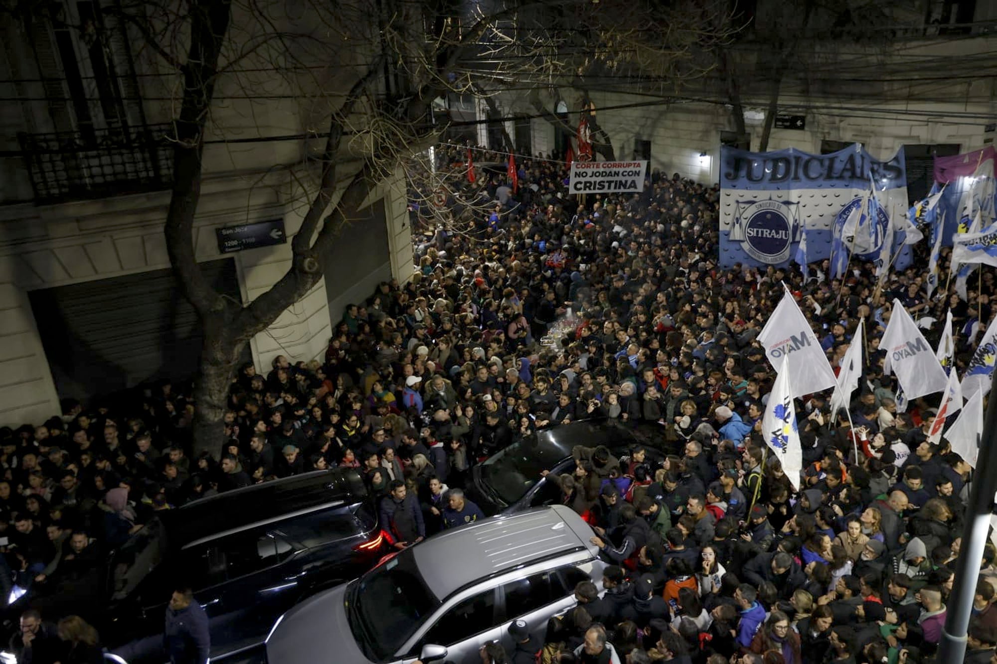 La noche de la condena, militantes fueron a acompañar a Cristina Kirchner en la esquina de su casa