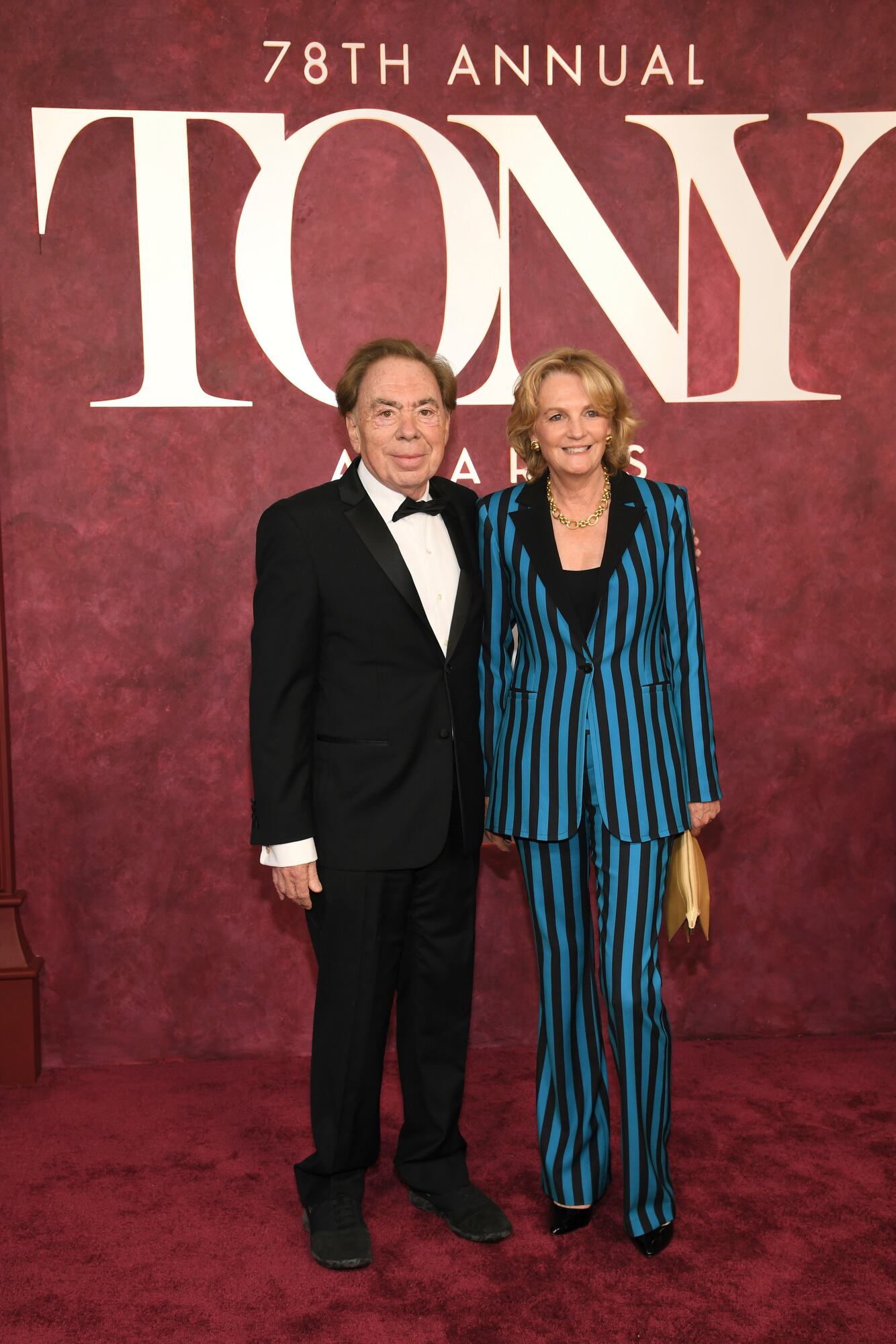 En apliques, vestidos o trajes, el azul fue uno de los grandes protagonistas de la noche. En esta imagen, Madeleine Gurdon lo lleva en un conjunto sastreto a rayas. Junto a ella, Andrew Lloyd Webber